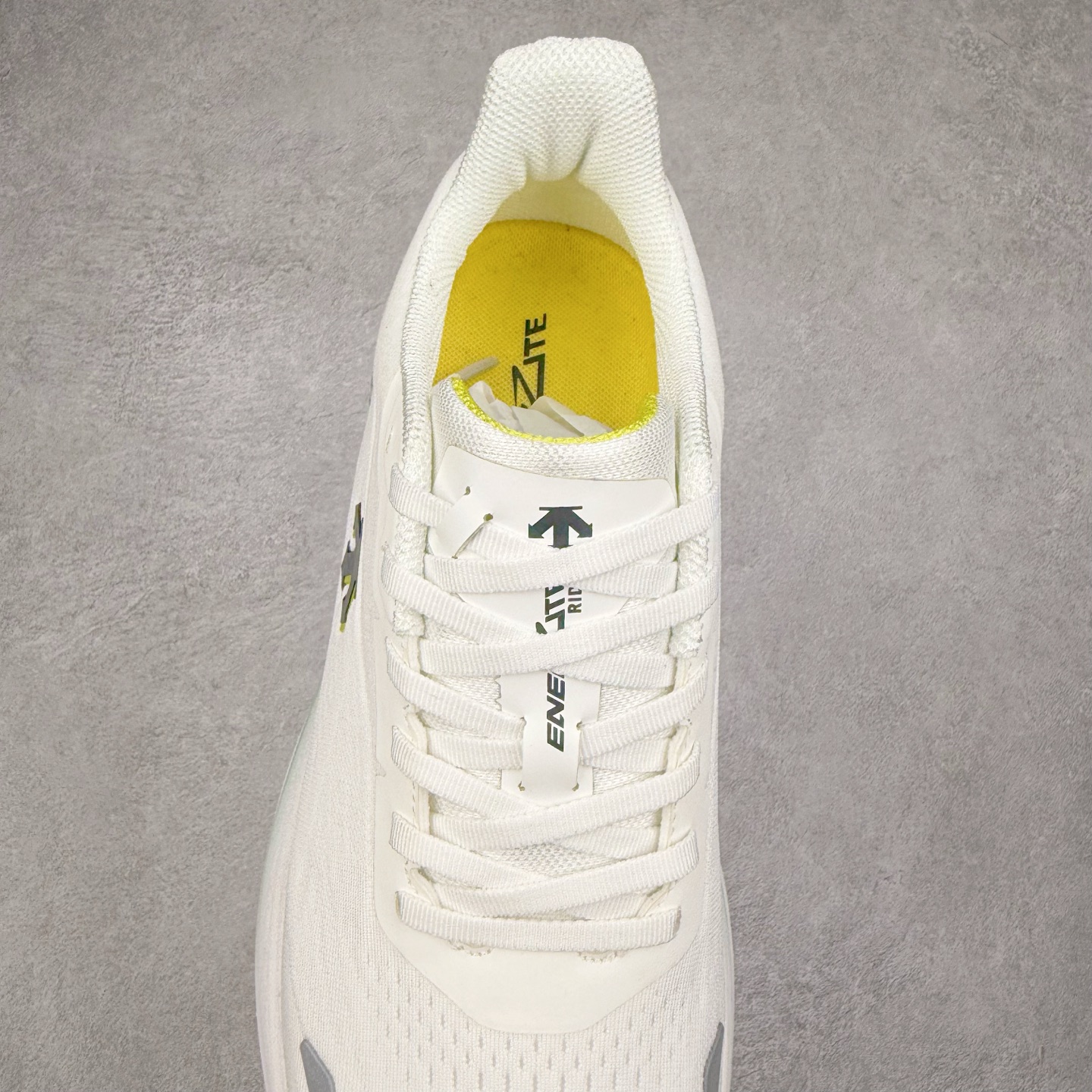 图片[5]-＃HP DESCENTE RUNNING ENERZITE 迪桑特透气耐磨防滑透气运动跑步鞋 DESCENTE（迪桑特）创立于1935年，品牌名取自法语词汇，意为“滑降”。品牌箭头标识代表滑雪的三种技术“高速直线滑行”、“穿越”和“侧滑”，也寓意品牌在打造高端专业运动产品中不断追求完美的创新精神，致力于成为中国高端专业滑雪、综训、女子、铁人三项、高尔夫的第一品牌。尺码：39 40 40.5 41 42 42.5 43 44 44.5 45-选品中心