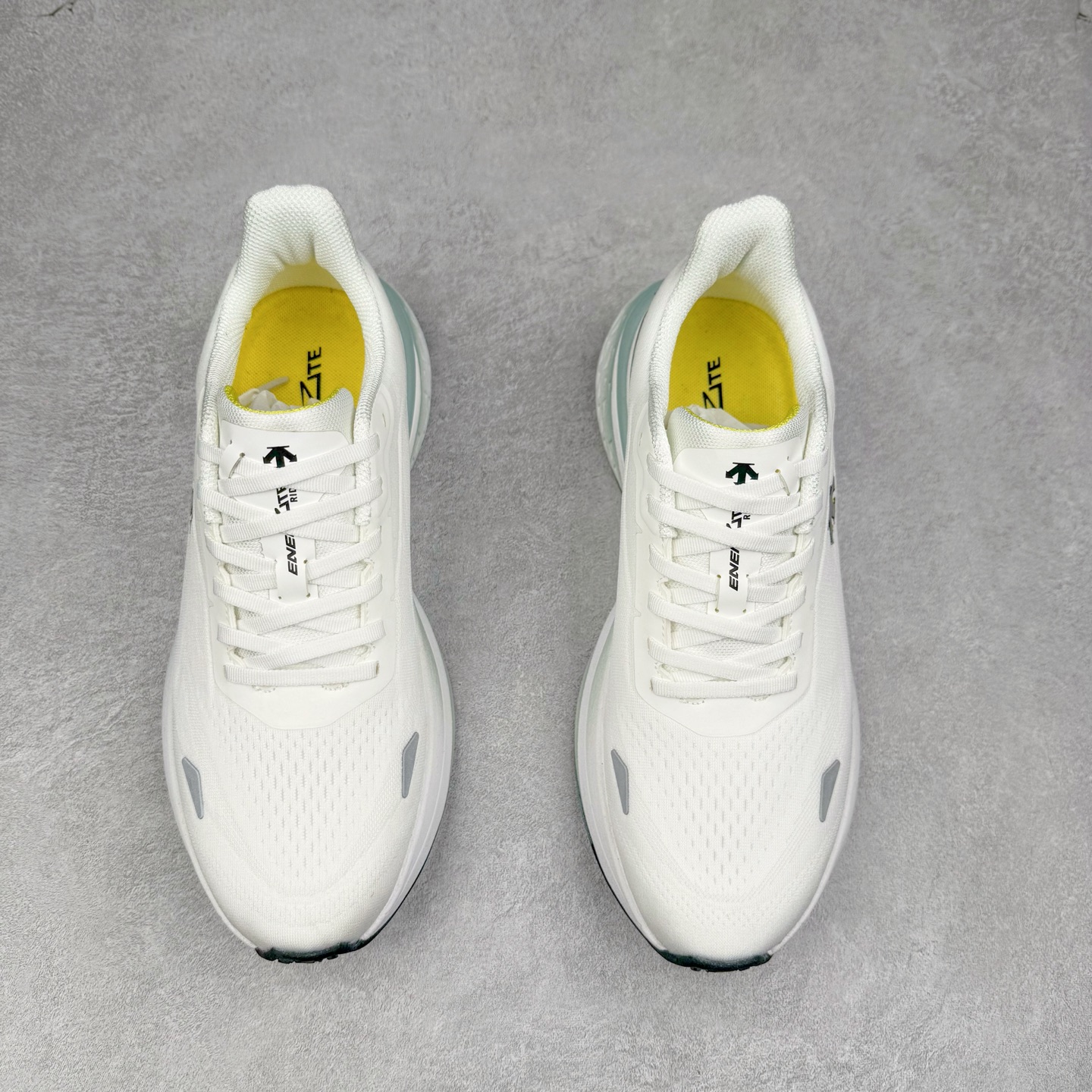 图片[2]-＃HP DESCENTE RUNNING ENERZITE 迪桑特透气耐磨防滑透气运动跑步鞋 DESCENTE（迪桑特）创立于1935年，品牌名取自法语词汇，意为“滑降”。品牌箭头标识代表滑雪的三种技术“高速直线滑行”、“穿越”和“侧滑”，也寓意品牌在打造高端专业运动产品中不断追求完美的创新精神，致力于成为中国高端专业滑雪、综训、女子、铁人三项、高尔夫的第一品牌。尺码：39 40 40.5 41 42 42.5 43 44 44.5 45-选品中心