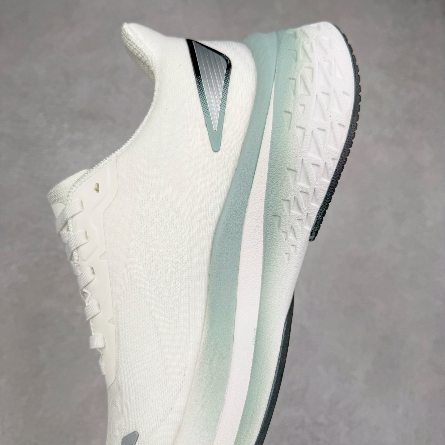 图片[7]-＃HP DESCENTE RUNNING ENERZITE 迪桑特透气耐磨防滑透气运动跑步鞋 DESCENTE（迪桑特）创立于1935年，品牌名取自法语词汇，意为“滑降”。品牌箭头标识代表滑雪的三种技术“高速直线滑行”、“穿越”和“侧滑”，也寓意品牌在打造高端专业运动产品中不断追求完美的创新精神，致力于成为中国高端专业滑雪、综训、女子、铁人三项、高尔夫的第一品牌。尺码：39 40 40.5 41 42 42.5 43 44 44.5 45-选品中心