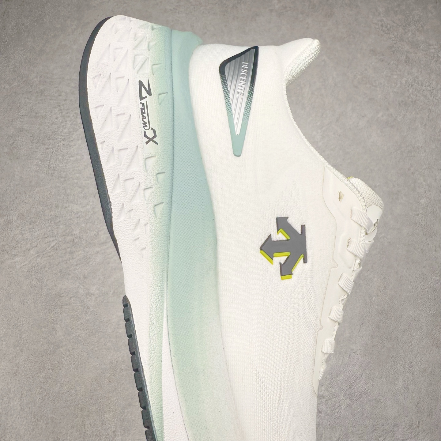 图片[6]-＃HP DESCENTE RUNNING ENERZITE 迪桑特透气耐磨防滑透气运动跑步鞋 DESCENTE（迪桑特）创立于1935年，品牌名取自法语词汇，意为“滑降”。品牌箭头标识代表滑雪的三种技术“高速直线滑行”、“穿越”和“侧滑”，也寓意品牌在打造高端专业运动产品中不断追求完美的创新精神，致力于成为中国高端专业滑雪、综训、女子、铁人三项、高尔夫的第一品牌。尺码：39 40 40.5 41 42 42.5 43 44 44.5 45-选品中心