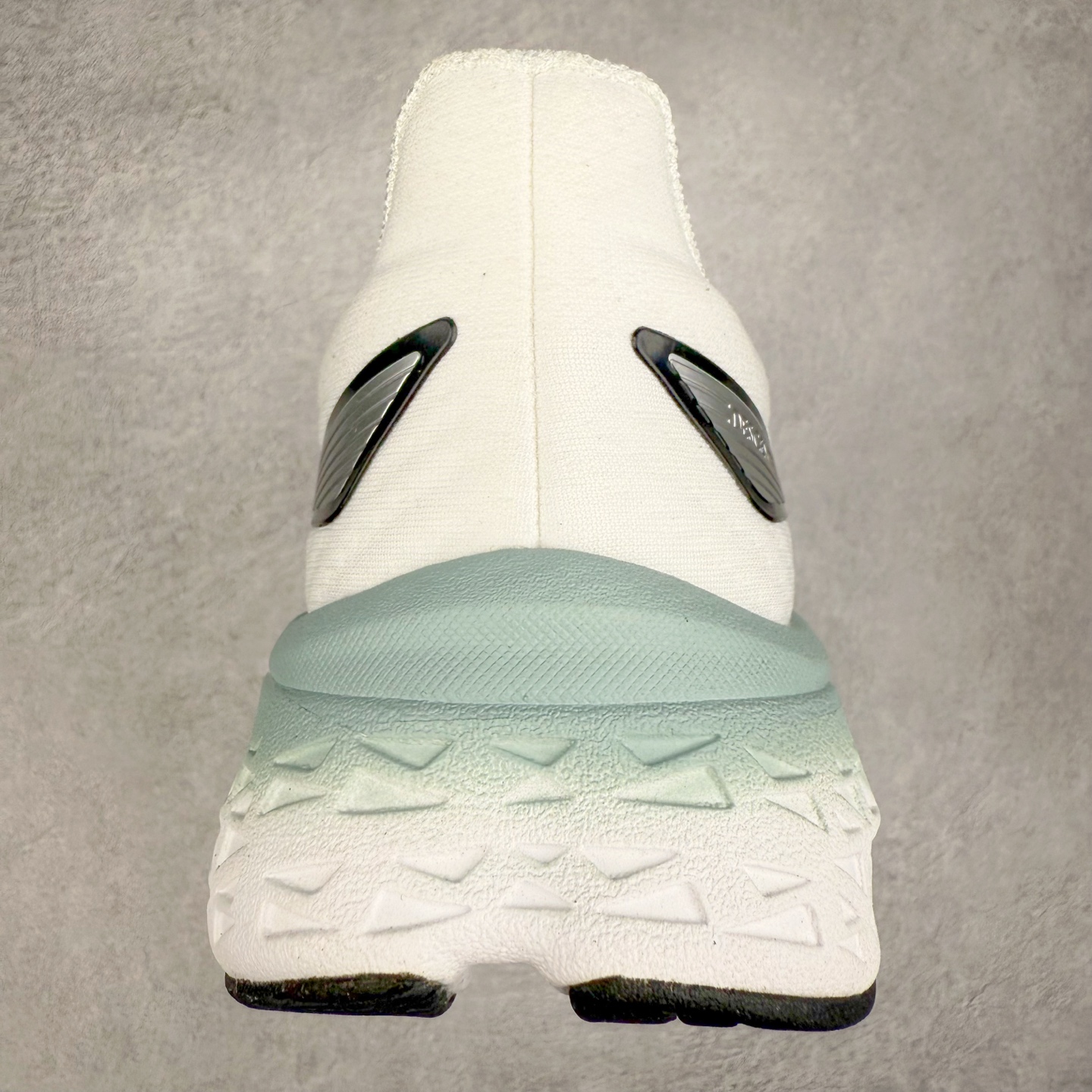 图片[8]-＃HP DESCENTE RUNNING ENERZITE 迪桑特透气耐磨防滑透气运动跑步鞋 DESCENTE（迪桑特）创立于1935年，品牌名取自法语词汇，意为“滑降”。品牌箭头标识代表滑雪的三种技术“高速直线滑行”、“穿越”和“侧滑”，也寓意品牌在打造高端专业运动产品中不断追求完美的创新精神，致力于成为中国高端专业滑雪、综训、女子、铁人三项、高尔夫的第一品牌。尺码：39 40 40.5 41 42 42.5 43 44 44.5 45-选品中心