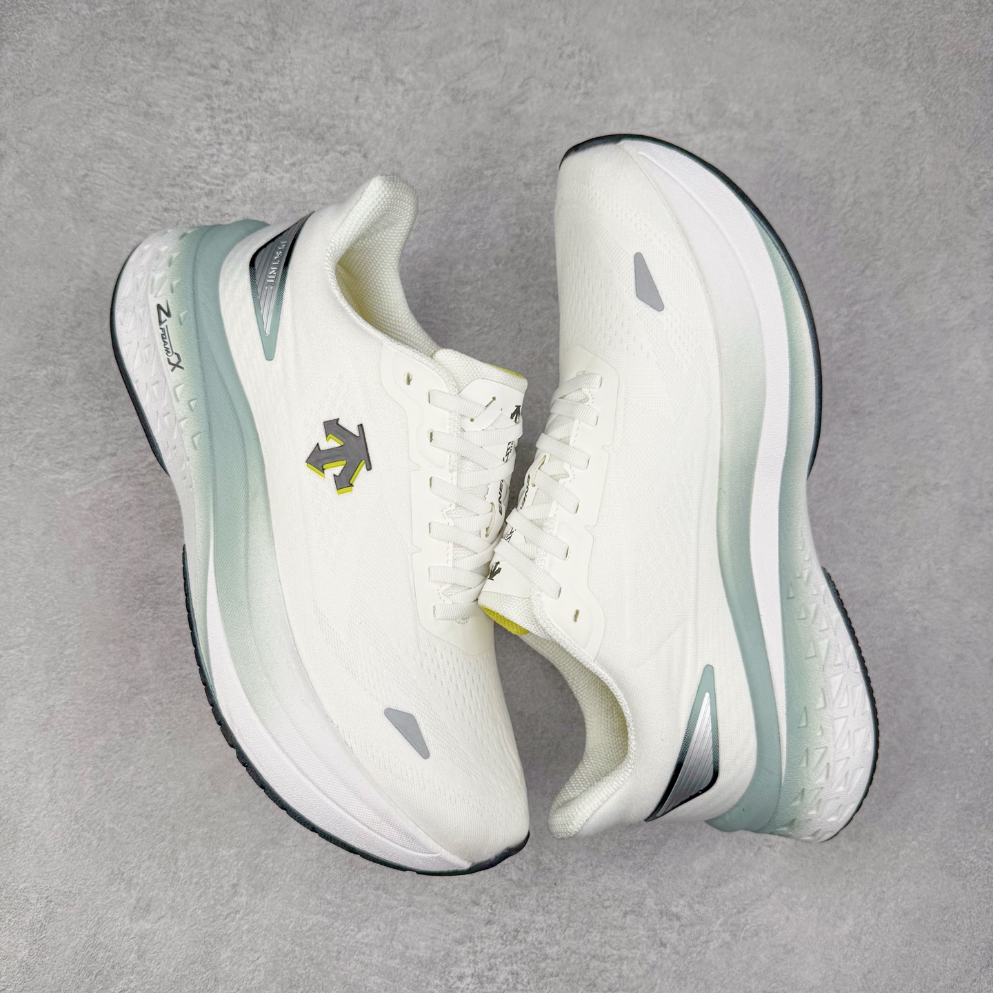 图片[3]-＃HP DESCENTE RUNNING ENERZITE 迪桑特透气耐磨防滑透气运动跑步鞋 DESCENTE（迪桑特）创立于1935年，品牌名取自法语词汇，意为“滑降”。品牌箭头标识代表滑雪的三种技术“高速直线滑行”、“穿越”和“侧滑”，也寓意品牌在打造高端专业运动产品中不断追求完美的创新精神，致力于成为中国高端专业滑雪、综训、女子、铁人三项、高尔夫的第一品牌。尺码：39 40 40.5 41 42 42.5 43 44 44.5 45-选品中心