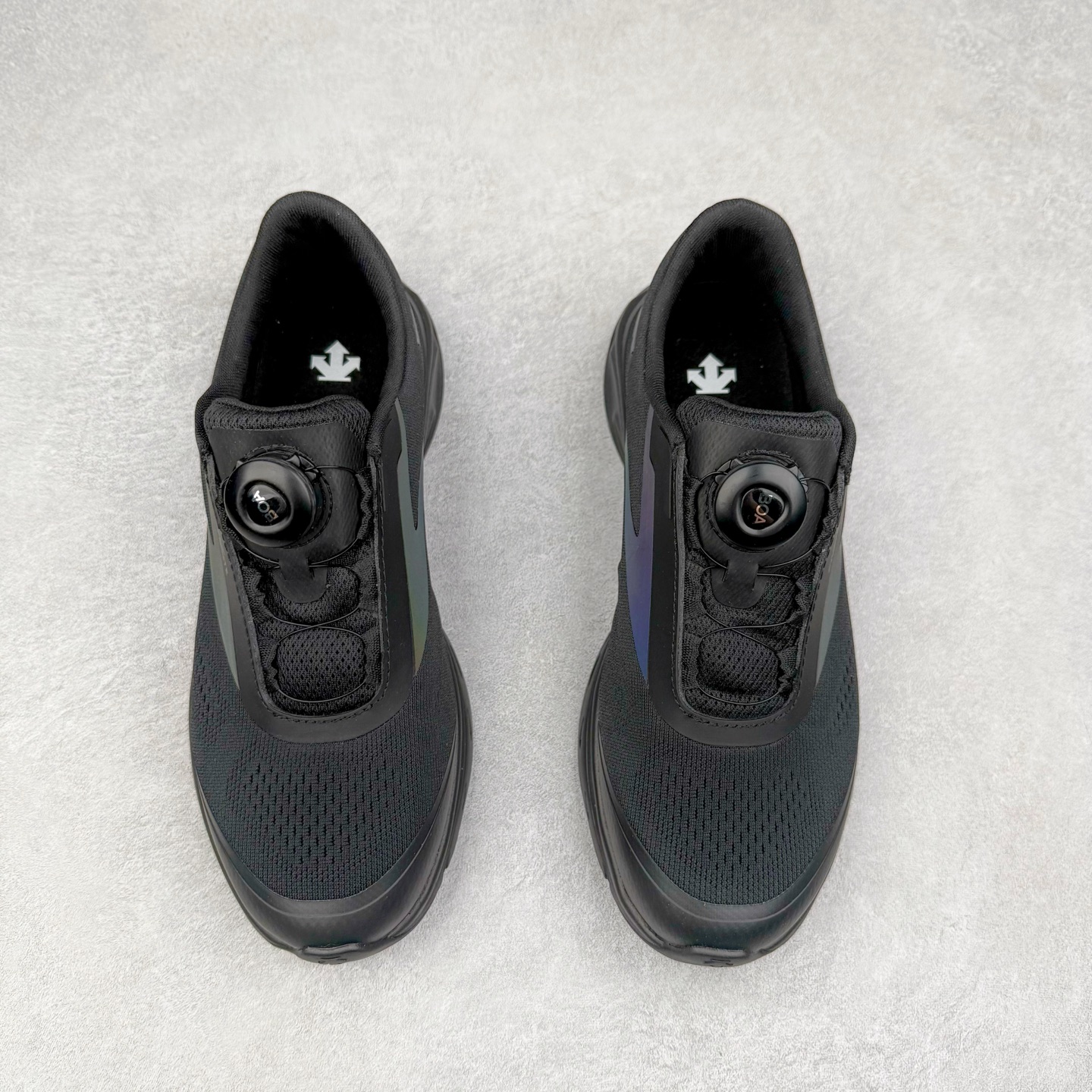 图片[2]-＃HP DESCENTE Enerzite 迪桑特舒适柔软防滑耐磨低帮休闲跑步鞋 DESCENTE（迪桑特）创立于1935年，品牌名取自法语词汇，意为“滑降”。品牌箭头标识代表滑雪的三种技术“高速直线滑行”、“穿越”和“侧滑”，也寓意品牌在打造高端专业运动产品中不断追求完美的创新精神，致力于成为中国高端专业滑雪、综训、女子、铁人三项、高尔夫的第一品牌。尺码：39 40 40.5 41 42 42.5 43 44 44.5 45-选品中心