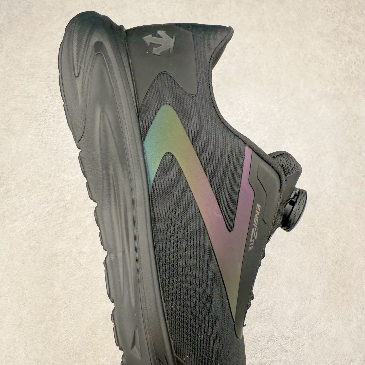 图片[6]-＃HP DESCENTE Enerzite 迪桑特舒适柔软防滑耐磨低帮休闲跑步鞋 DESCENTE（迪桑特）创立于1935年，品牌名取自法语词汇，意为“滑降”。品牌箭头标识代表滑雪的三种技术“高速直线滑行”、“穿越”和“侧滑”，也寓意品牌在打造高端专业运动产品中不断追求完美的创新精神，致力于成为中国高端专业滑雪、综训、女子、铁人三项、高尔夫的第一品牌。尺码：39 40 40.5 41 42 42.5 43 44 44.5 45-选品中心