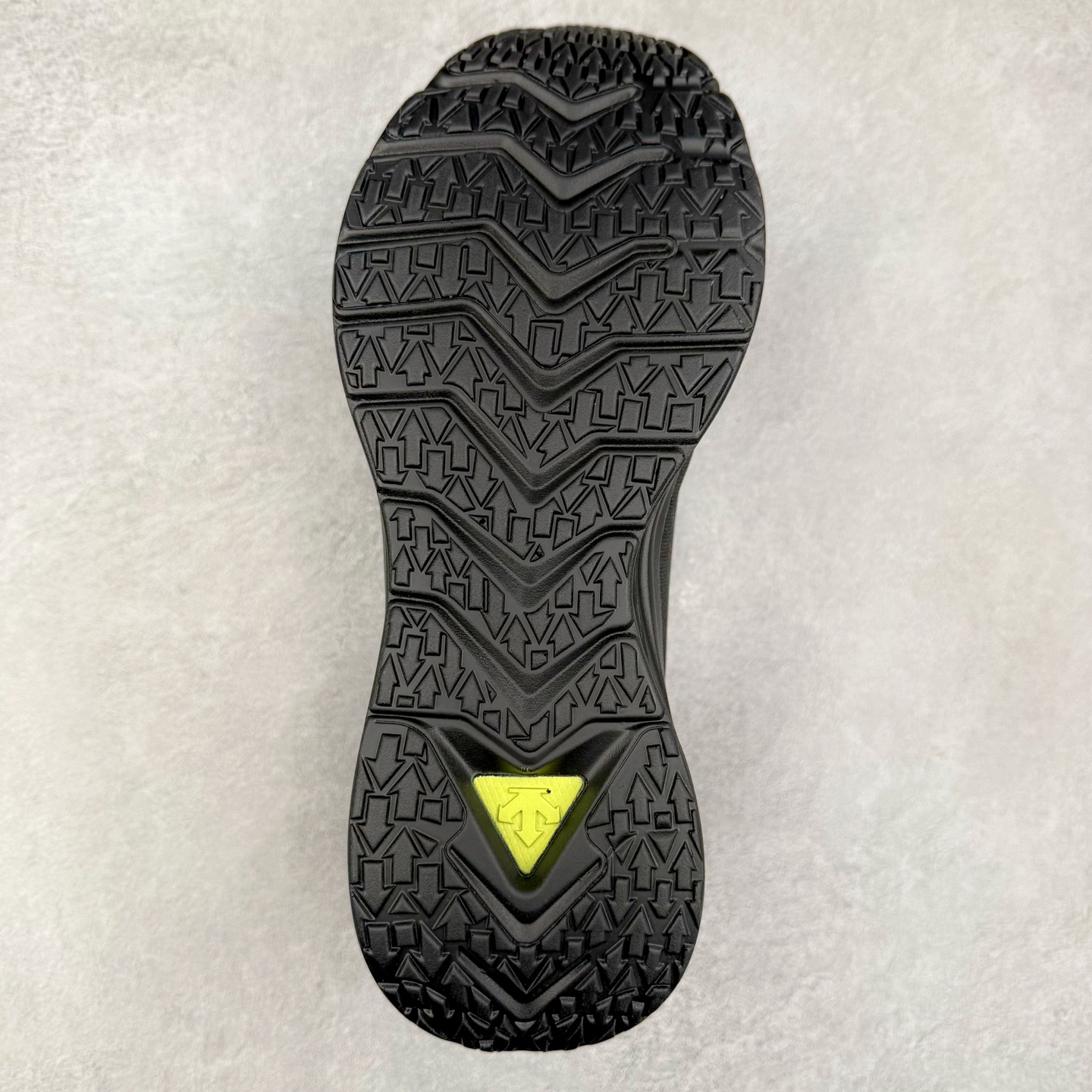 图片[9]-＃HP DESCENTE Enerzite 迪桑特舒适柔软防滑耐磨低帮休闲跑步鞋 DESCENTE（迪桑特）创立于1935年，品牌名取自法语词汇，意为“滑降”。品牌箭头标识代表滑雪的三种技术“高速直线滑行”、“穿越”和“侧滑”，也寓意品牌在打造高端专业运动产品中不断追求完美的创新精神，致力于成为中国高端专业滑雪、综训、女子、铁人三项、高尔夫的第一品牌。尺码：39 40 40.5 41 42 42.5 43 44 44.5 45-选品中心