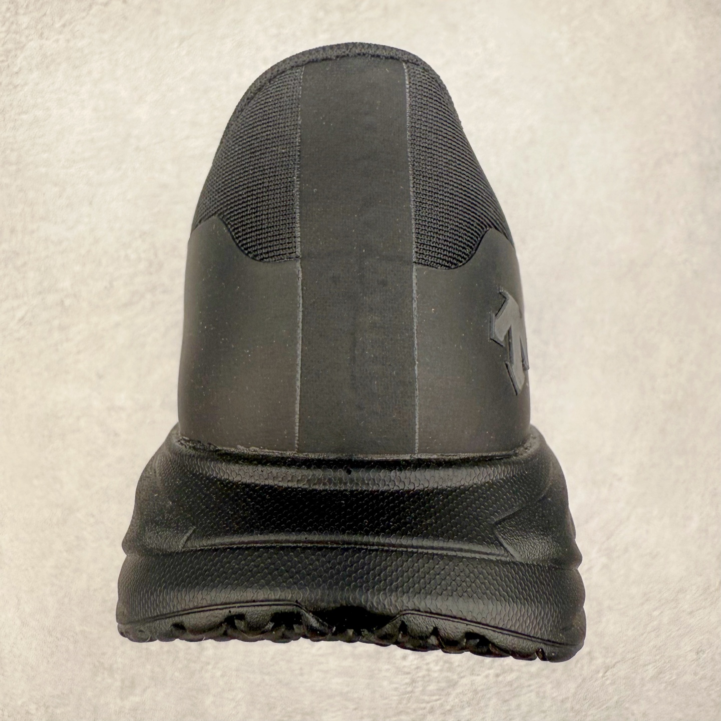 图片[8]-＃HP DESCENTE Enerzite 迪桑特舒适柔软防滑耐磨低帮休闲跑步鞋 DESCENTE（迪桑特）创立于1935年，品牌名取自法语词汇，意为“滑降”。品牌箭头标识代表滑雪的三种技术“高速直线滑行”、“穿越”和“侧滑”，也寓意品牌在打造高端专业运动产品中不断追求完美的创新精神，致力于成为中国高端专业滑雪、综训、女子、铁人三项、高尔夫的第一品牌。尺码：39 40 40.5 41 42 42.5 43 44 44.5 45-选品中心