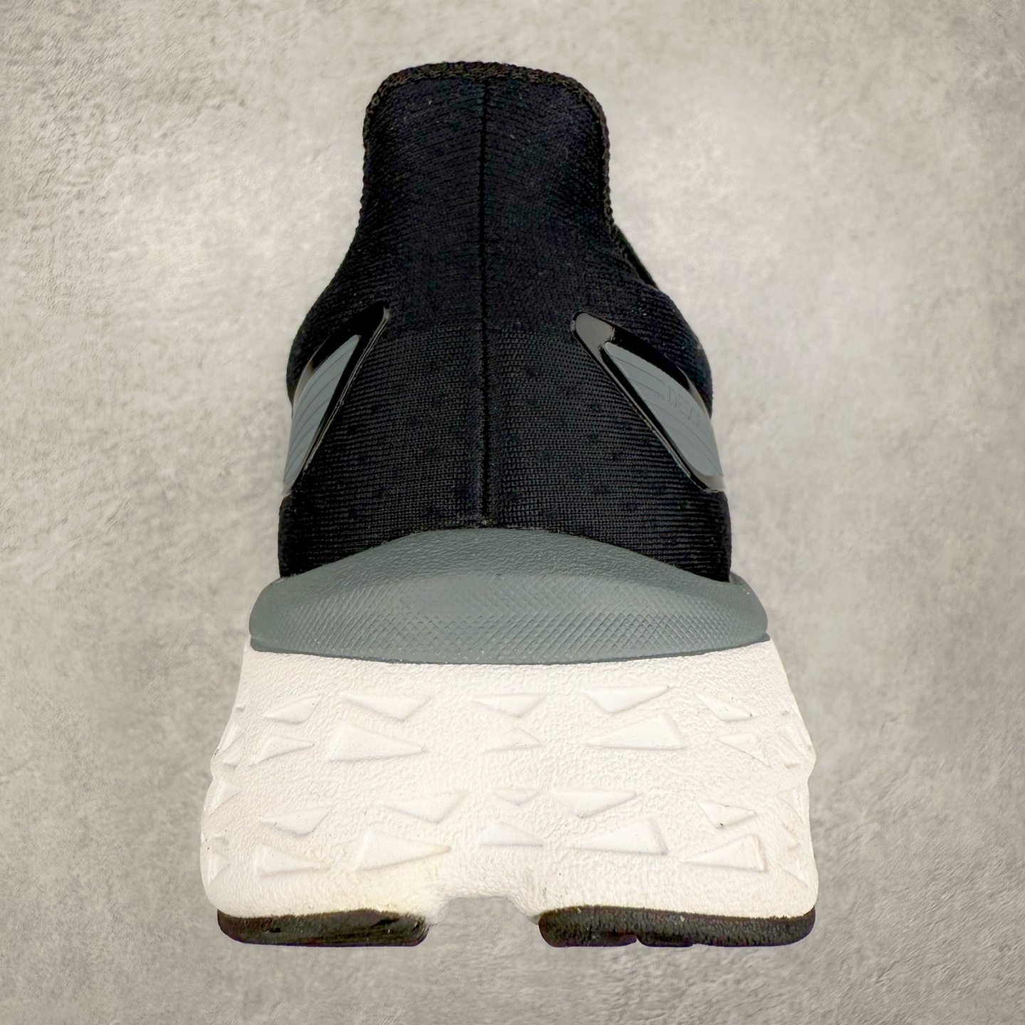 图片[8]-＃HP DESCENTE RUNNING ENERZITE 迪桑特透气耐磨防滑透气运动跑步鞋 DESCENTE（迪桑特）创立于1935年，品牌名取自法语词汇，意为“滑降”。品牌箭头标识代表滑雪的三种技术“高速直线滑行”、“穿越”和“侧滑”，也寓意品牌在打造高端专业运动产品中不断追求完美的创新精神，致力于成为中国高端专业滑雪、综训、女子、铁人三项、高尔夫的第一品牌。尺码：39 40 40.5 41 42 42.5 43 44 44.5 45-选品中心