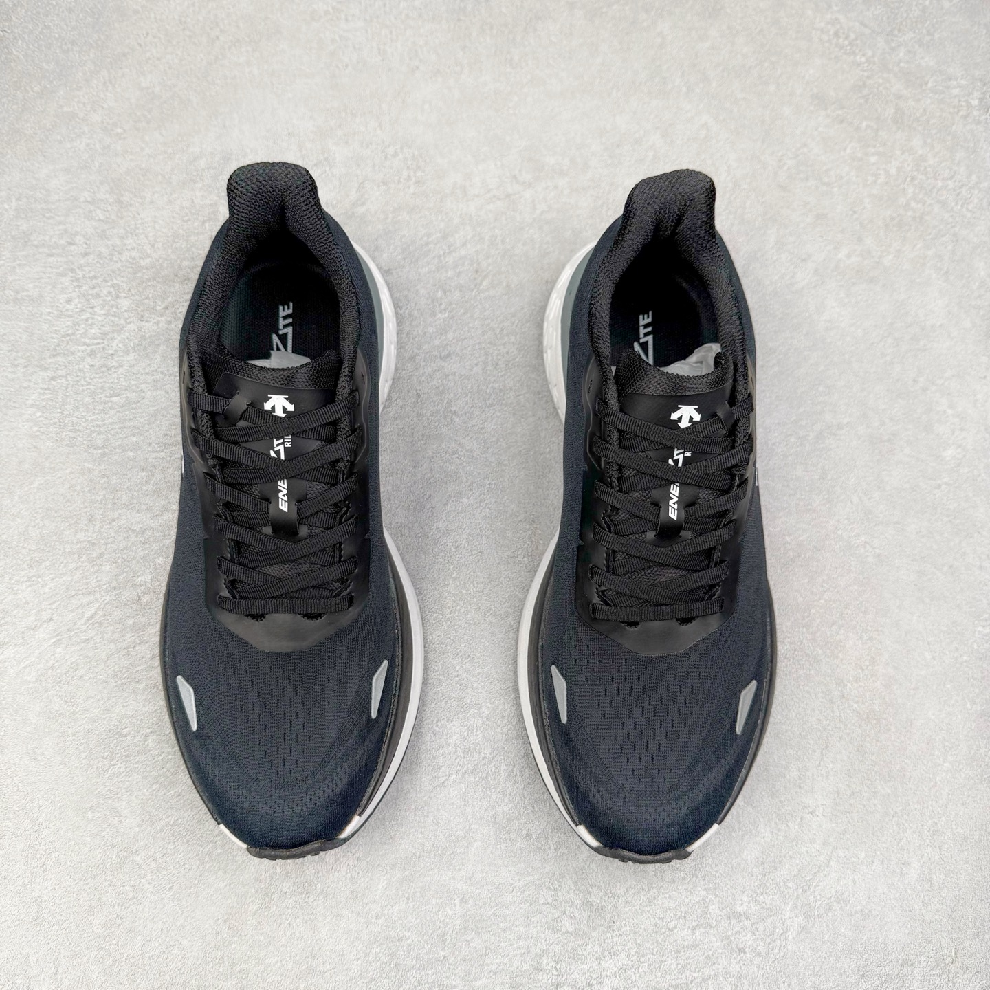 图片[2]-＃HP DESCENTE RUNNING ENERZITE 迪桑特透气耐磨防滑透气运动跑步鞋 DESCENTE（迪桑特）创立于1935年，品牌名取自法语词汇，意为“滑降”。品牌箭头标识代表滑雪的三种技术“高速直线滑行”、“穿越”和“侧滑”，也寓意品牌在打造高端专业运动产品中不断追求完美的创新精神，致力于成为中国高端专业滑雪、综训、女子、铁人三项、高尔夫的第一品牌。尺码：39 40 40.5 41 42 42.5 43 44 44.5 45-选品中心