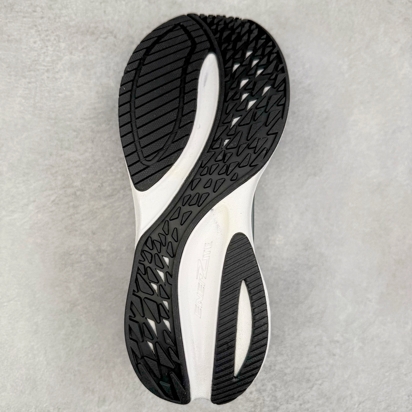 图片[9]-＃HP DESCENTE RUNNING ENERZITE 迪桑特透气耐磨防滑透气运动跑步鞋 DESCENTE（迪桑特）创立于1935年，品牌名取自法语词汇，意为“滑降”。品牌箭头标识代表滑雪的三种技术“高速直线滑行”、“穿越”和“侧滑”，也寓意品牌在打造高端专业运动产品中不断追求完美的创新精神，致力于成为中国高端专业滑雪、综训、女子、铁人三项、高尔夫的第一品牌。尺码：39 40 40.5 41 42 42.5 43 44 44.5 45-选品中心