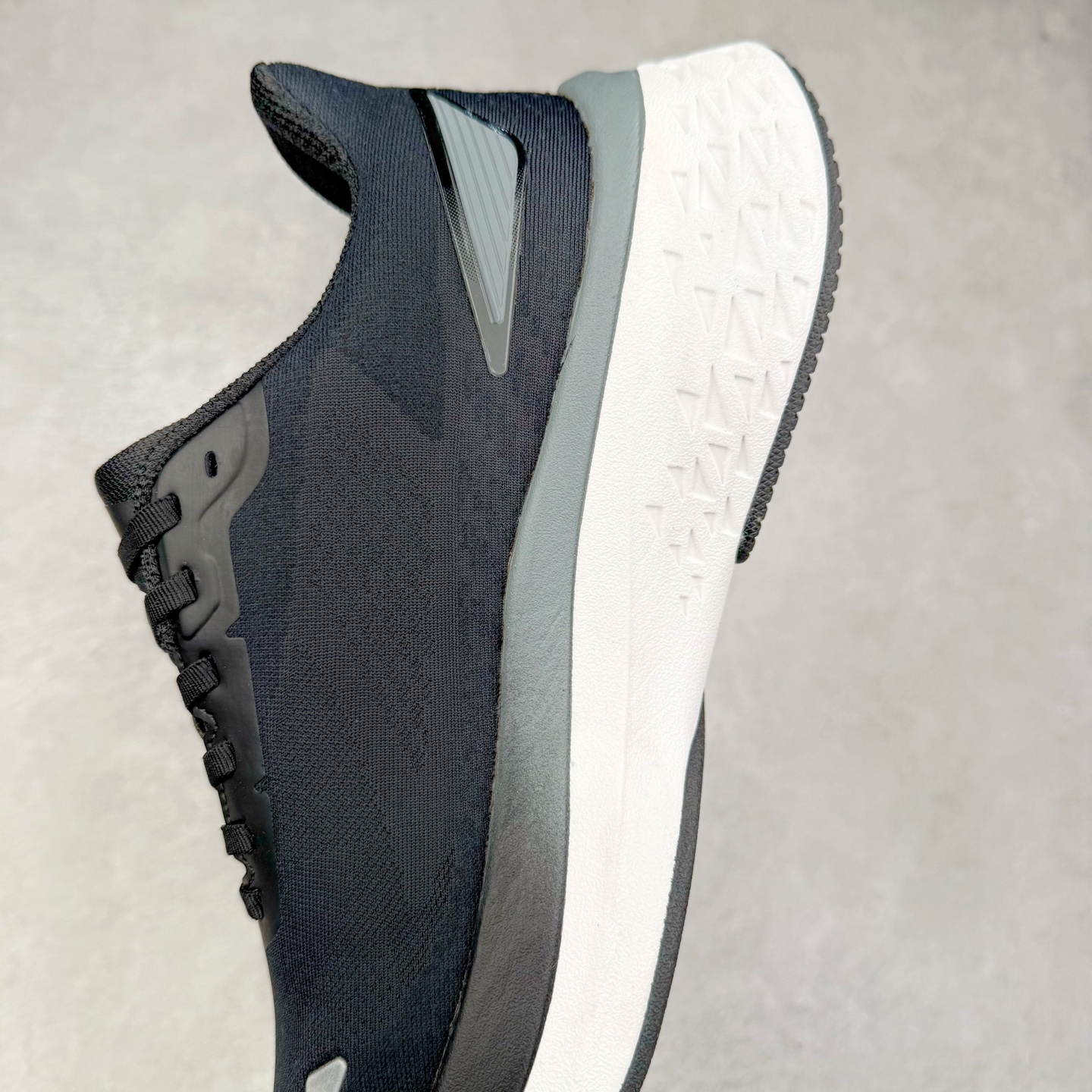 图片[7]-＃HP DESCENTE RUNNING ENERZITE 迪桑特透气耐磨防滑透气运动跑步鞋 DESCENTE（迪桑特）创立于1935年，品牌名取自法语词汇，意为“滑降”。品牌箭头标识代表滑雪的三种技术“高速直线滑行”、“穿越”和“侧滑”，也寓意品牌在打造高端专业运动产品中不断追求完美的创新精神，致力于成为中国高端专业滑雪、综训、女子、铁人三项、高尔夫的第一品牌。尺码：39 40 40.5 41 42 42.5 43 44 44.5 45-选品中心