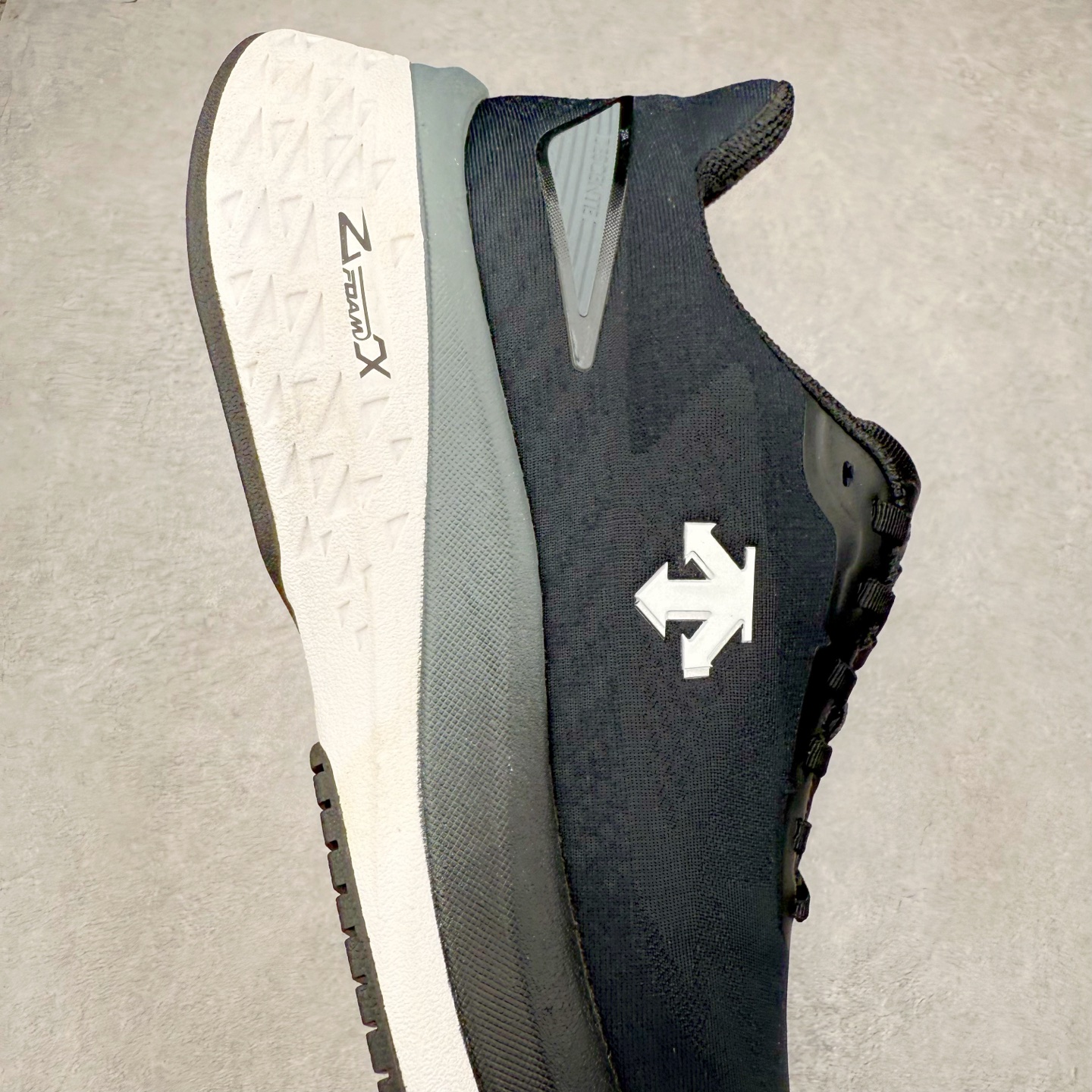 图片[6]-＃HP DESCENTE RUNNING ENERZITE 迪桑特透气耐磨防滑透气运动跑步鞋 DESCENTE（迪桑特）创立于1935年，品牌名取自法语词汇，意为“滑降”。品牌箭头标识代表滑雪的三种技术“高速直线滑行”、“穿越”和“侧滑”，也寓意品牌在打造高端专业运动产品中不断追求完美的创新精神，致力于成为中国高端专业滑雪、综训、女子、铁人三项、高尔夫的第一品牌。尺码：39 40 40.5 41 42 42.5 43 44 44.5 45-选品中心