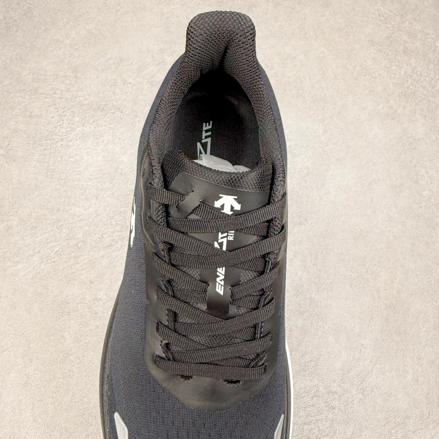 图片[5]-＃HP DESCENTE RUNNING ENERZITE 迪桑特透气耐磨防滑透气运动跑步鞋 DESCENTE（迪桑特）创立于1935年，品牌名取自法语词汇，意为“滑降”。品牌箭头标识代表滑雪的三种技术“高速直线滑行”、“穿越”和“侧滑”，也寓意品牌在打造高端专业运动产品中不断追求完美的创新精神，致力于成为中国高端专业滑雪、综训、女子、铁人三项、高尔夫的第一品牌。尺码：39 40 40.5 41 42 42.5 43 44 44.5 45-选品中心