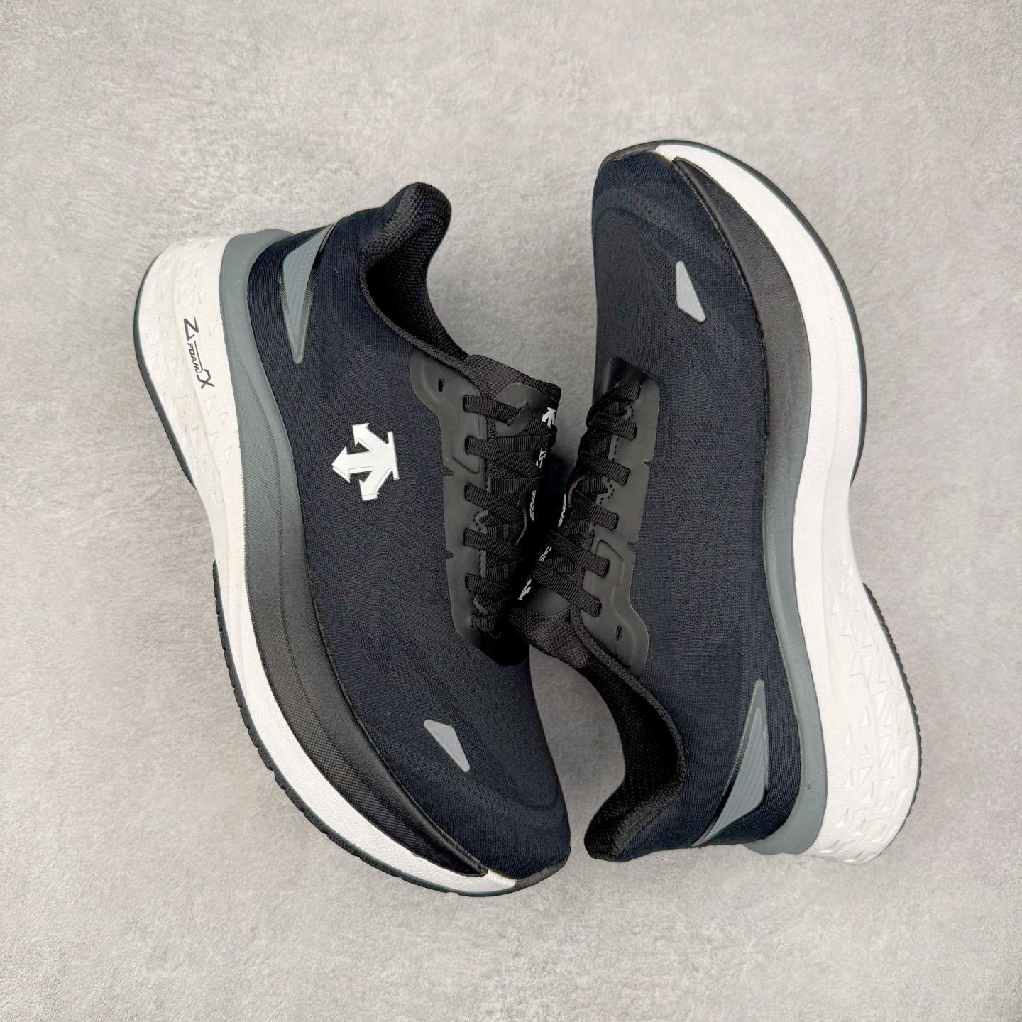 图片[3]-＃HP DESCENTE RUNNING ENERZITE 迪桑特透气耐磨防滑透气运动跑步鞋 DESCENTE（迪桑特）创立于1935年，品牌名取自法语词汇，意为“滑降”。品牌箭头标识代表滑雪的三种技术“高速直线滑行”、“穿越”和“侧滑”，也寓意品牌在打造高端专业运动产品中不断追求完美的创新精神，致力于成为中国高端专业滑雪、综训、女子、铁人三项、高尔夫的第一品牌。尺码：39 40 40.5 41 42 42.5 43 44 44.5 45-选品中心