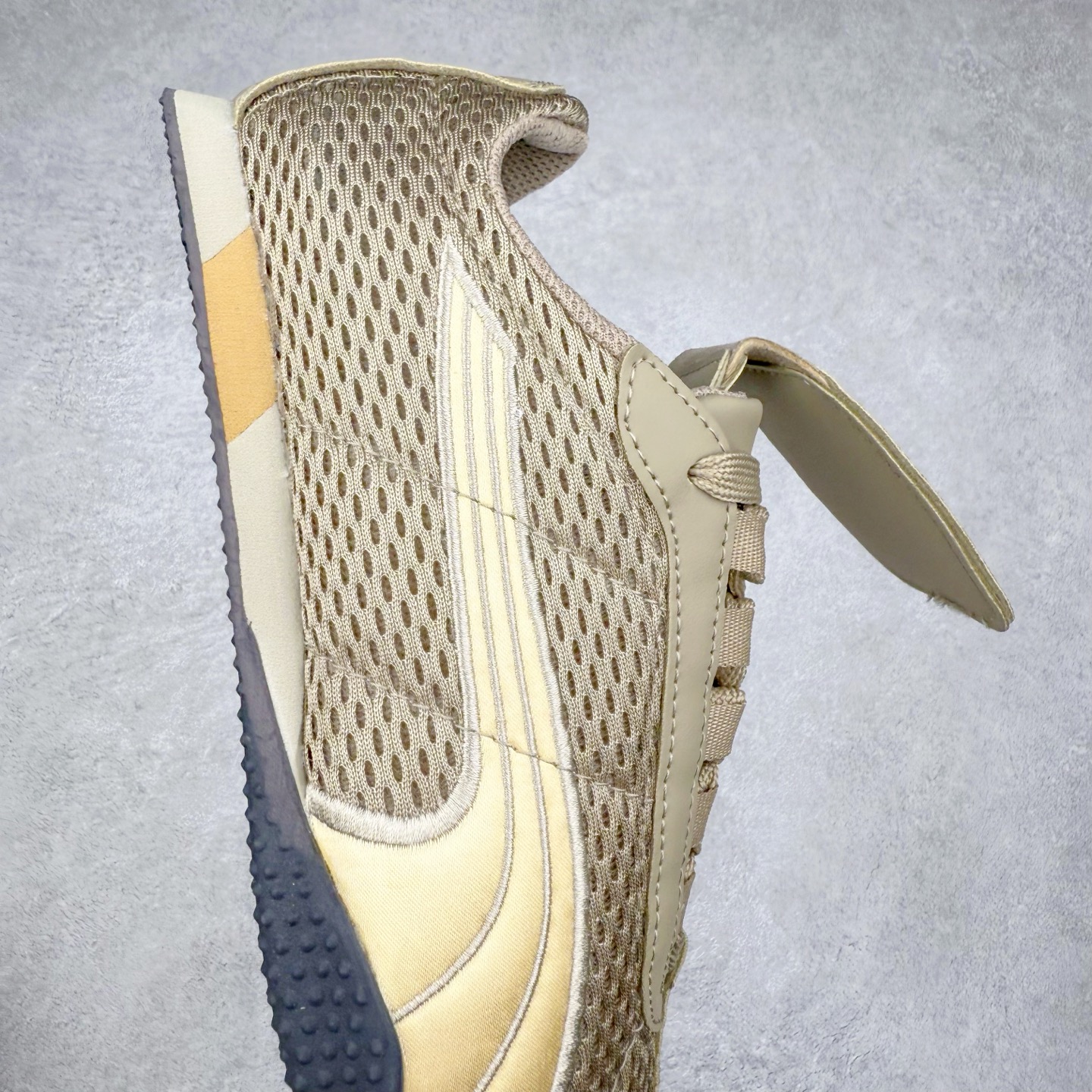 图片[6]-＃TG特价福利 PUMA Speedca OG 彪马极速赛车系列低帮德训风拼接复古百搭休闲运动赛车鞋 鞋款从80、90年代赛车手所穿的防火赛车鞋为原型，鞋身线条模仿了赛车的流线廓形，体现了空气动力学原理的结构。简约流畅的外观，恰好又和贯穿其中的Formstrip Logo融合恰到好处，视觉上细节丰富且协调。本次Speedcat OG鞋款归来，最大看点自然式保留了窄版鞋型以及薄底构造。这两年各品牌鞋底越做越厚，Speedcat反其道而行之，上脚几乎无鞋底的效果带来耳目一新的视觉体验。鞋面依旧是以质感细腻的麂皮材质打造，并且大面积近乎全包裹的使用，复古味道也愈发浓烈。配色上更是将最原始的黑色和红色带回，向F1赛车队的标志性队服致敬。相信让各位一眼种草的更多是出挑的大红色，上脚即可瞬间点亮整体造型，在以球鞋为核心的OOTD中脱颖而出。而另一款黑色则是低调的万金油，彰显新潮个性的同时又不喧宾夺主，也是热爱简约系穿搭朋友的首选。 尺码：35.5 36 37 37.5 38 38.5 39 40 40.5 41 42 42.5 43 44 44.5 45-选品中心