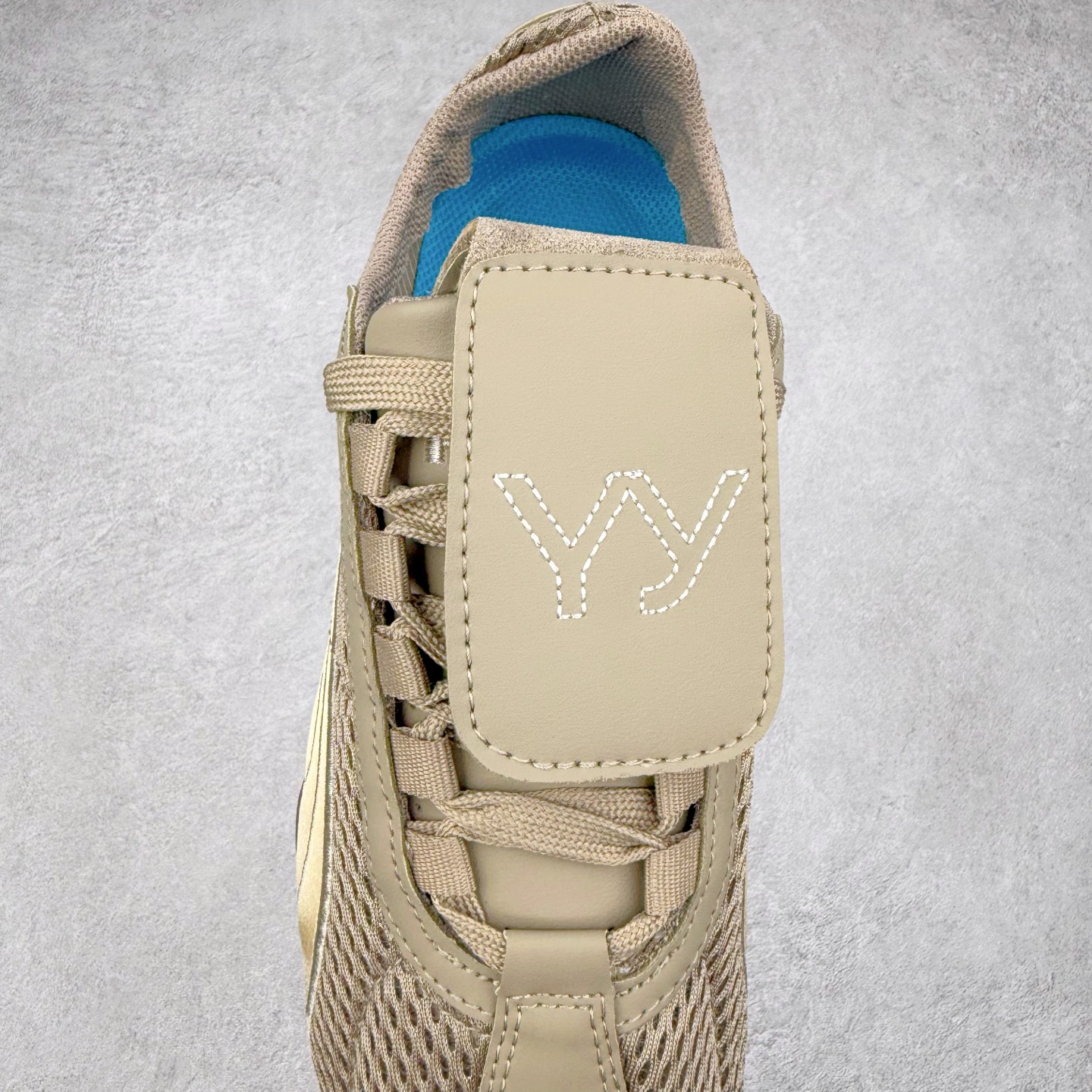 图片[5]-＃TG特价福利 PUMA Speedca OG 彪马极速赛车系列低帮德训风拼接复古百搭休闲运动赛车鞋 鞋款从80、90年代赛车手所穿的防火赛车鞋为原型，鞋身线条模仿了赛车的流线廓形，体现了空气动力学原理的结构。简约流畅的外观，恰好又和贯穿其中的Formstrip Logo融合恰到好处，视觉上细节丰富且协调。本次Speedcat OG鞋款归来，最大看点自然式保留了窄版鞋型以及薄底构造。这两年各品牌鞋底越做越厚，Speedcat反其道而行之，上脚几乎无鞋底的效果带来耳目一新的视觉体验。鞋面依旧是以质感细腻的麂皮材质打造，并且大面积近乎全包裹的使用，复古味道也愈发浓烈。配色上更是将最原始的黑色和红色带回，向F1赛车队的标志性队服致敬。相信让各位一眼种草的更多是出挑的大红色，上脚即可瞬间点亮整体造型，在以球鞋为核心的OOTD中脱颖而出。而另一款黑色则是低调的万金油，彰显新潮个性的同时又不喧宾夺主，也是热爱简约系穿搭朋友的首选。 尺码：35.5 36 37 37.5 38 38.5 39 40 40.5 41 42 42.5 43 44 44.5 45-选品中心