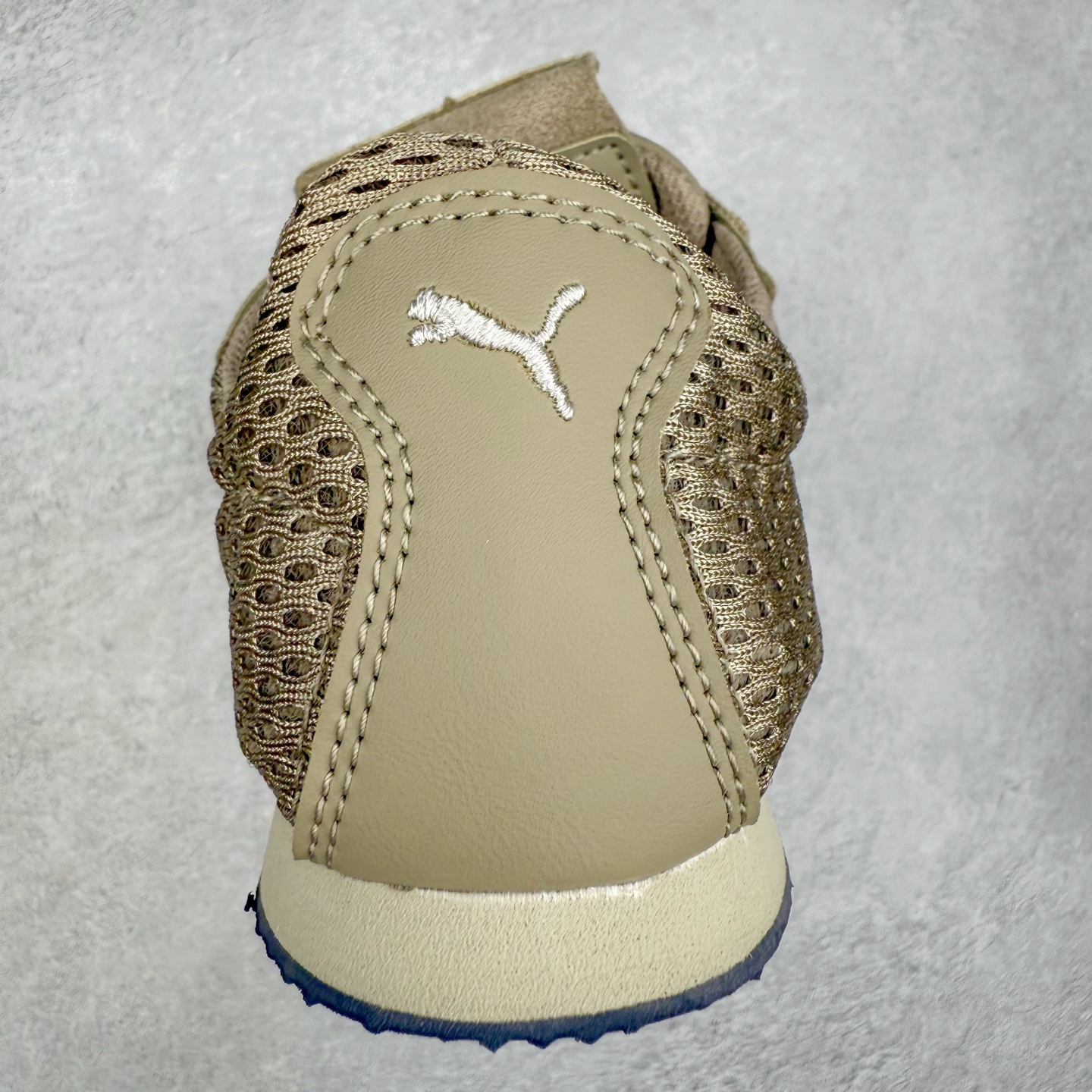 图片[8]-＃TG特价福利 PUMA Speedca OG 彪马极速赛车系列低帮德训风拼接复古百搭休闲运动赛车鞋 鞋款从80、90年代赛车手所穿的防火赛车鞋为原型，鞋身线条模仿了赛车的流线廓形，体现了空气动力学原理的结构。简约流畅的外观，恰好又和贯穿其中的Formstrip Logo融合恰到好处，视觉上细节丰富且协调。本次Speedcat OG鞋款归来，最大看点自然式保留了窄版鞋型以及薄底构造。这两年各品牌鞋底越做越厚，Speedcat反其道而行之，上脚几乎无鞋底的效果带来耳目一新的视觉体验。鞋面依旧是以质感细腻的麂皮材质打造，并且大面积近乎全包裹的使用，复古味道也愈发浓烈。配色上更是将最原始的黑色和红色带回，向F1赛车队的标志性队服致敬。相信让各位一眼种草的更多是出挑的大红色，上脚即可瞬间点亮整体造型，在以球鞋为核心的OOTD中脱颖而出。而另一款黑色则是低调的万金油，彰显新潮个性的同时又不喧宾夺主，也是热爱简约系穿搭朋友的首选。 尺码：35.5 36 37 37.5 38 38.5 39 40 40.5 41 42 42.5 43 44 44.5 45-选品中心