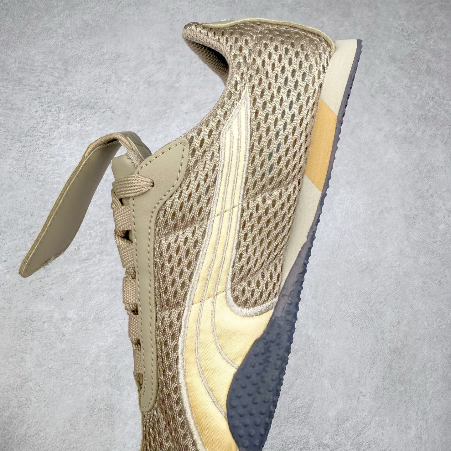 图片[7]-＃TG特价福利 PUMA Speedca OG 彪马极速赛车系列低帮德训风拼接复古百搭休闲运动赛车鞋 鞋款从80、90年代赛车手所穿的防火赛车鞋为原型，鞋身线条模仿了赛车的流线廓形，体现了空气动力学原理的结构。简约流畅的外观，恰好又和贯穿其中的Formstrip Logo融合恰到好处，视觉上细节丰富且协调。本次Speedcat OG鞋款归来，最大看点自然式保留了窄版鞋型以及薄底构造。这两年各品牌鞋底越做越厚，Speedcat反其道而行之，上脚几乎无鞋底的效果带来耳目一新的视觉体验。鞋面依旧是以质感细腻的麂皮材质打造，并且大面积近乎全包裹的使用，复古味道也愈发浓烈。配色上更是将最原始的黑色和红色带回，向F1赛车队的标志性队服致敬。相信让各位一眼种草的更多是出挑的大红色，上脚即可瞬间点亮整体造型，在以球鞋为核心的OOTD中脱颖而出。而另一款黑色则是低调的万金油，彰显新潮个性的同时又不喧宾夺主，也是热爱简约系穿搭朋友的首选。 尺码：35.5 36 37 37.5 38 38.5 39 40 40.5 41 42 42.5 43 44 44.5 45-选品中心