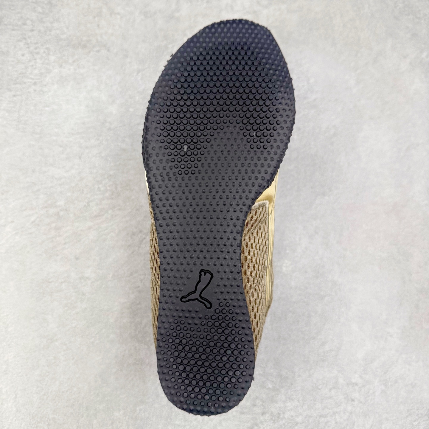 图片[9]-＃TG特价福利 PUMA Speedca OG 彪马极速赛车系列低帮德训风拼接复古百搭休闲运动赛车鞋 鞋款从80、90年代赛车手所穿的防火赛车鞋为原型，鞋身线条模仿了赛车的流线廓形，体现了空气动力学原理的结构。简约流畅的外观，恰好又和贯穿其中的Formstrip Logo融合恰到好处，视觉上细节丰富且协调。本次Speedcat OG鞋款归来，最大看点自然式保留了窄版鞋型以及薄底构造。这两年各品牌鞋底越做越厚，Speedcat反其道而行之，上脚几乎无鞋底的效果带来耳目一新的视觉体验。鞋面依旧是以质感细腻的麂皮材质打造，并且大面积近乎全包裹的使用，复古味道也愈发浓烈。配色上更是将最原始的黑色和红色带回，向F1赛车队的标志性队服致敬。相信让各位一眼种草的更多是出挑的大红色，上脚即可瞬间点亮整体造型，在以球鞋为核心的OOTD中脱颖而出。而另一款黑色则是低调的万金油，彰显新潮个性的同时又不喧宾夺主，也是热爱简约系穿搭朋友的首选。 尺码：35.5 36 37 37.5 38 38.5 39 40 40.5 41 42 42.5 43 44 44.5 45-选品中心