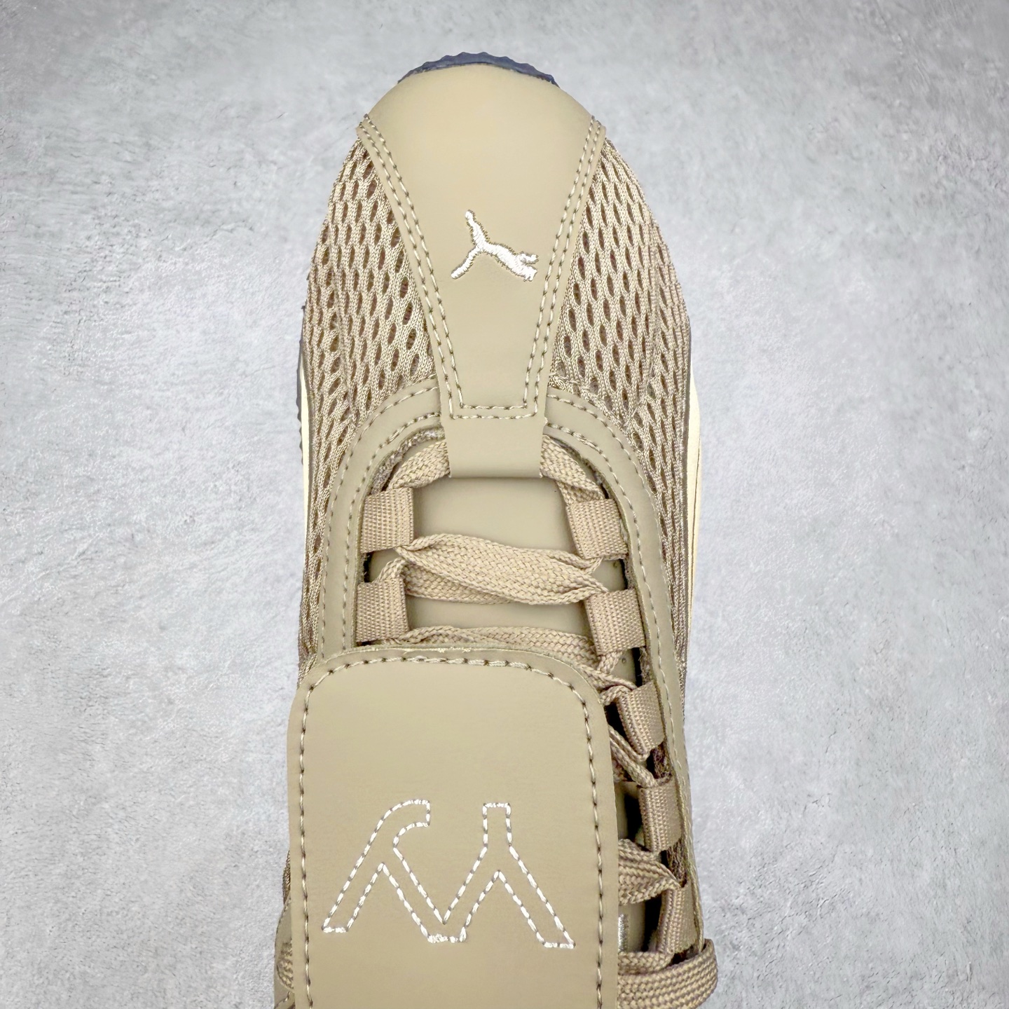 图片[4]-＃TG特价福利 PUMA Speedca OG 彪马极速赛车系列低帮德训风拼接复古百搭休闲运动赛车鞋 鞋款从80、90年代赛车手所穿的防火赛车鞋为原型，鞋身线条模仿了赛车的流线廓形，体现了空气动力学原理的结构。简约流畅的外观，恰好又和贯穿其中的Formstrip Logo融合恰到好处，视觉上细节丰富且协调。本次Speedcat OG鞋款归来，最大看点自然式保留了窄版鞋型以及薄底构造。这两年各品牌鞋底越做越厚，Speedcat反其道而行之，上脚几乎无鞋底的效果带来耳目一新的视觉体验。鞋面依旧是以质感细腻的麂皮材质打造，并且大面积近乎全包裹的使用，复古味道也愈发浓烈。配色上更是将最原始的黑色和红色带回，向F1赛车队的标志性队服致敬。相信让各位一眼种草的更多是出挑的大红色，上脚即可瞬间点亮整体造型，在以球鞋为核心的OOTD中脱颖而出。而另一款黑色则是低调的万金油，彰显新潮个性的同时又不喧宾夺主，也是热爱简约系穿搭朋友的首选。 尺码：35.5 36 37 37.5 38 38.5 39 40 40.5 41 42 42.5 43 44 44.5 45-选品中心