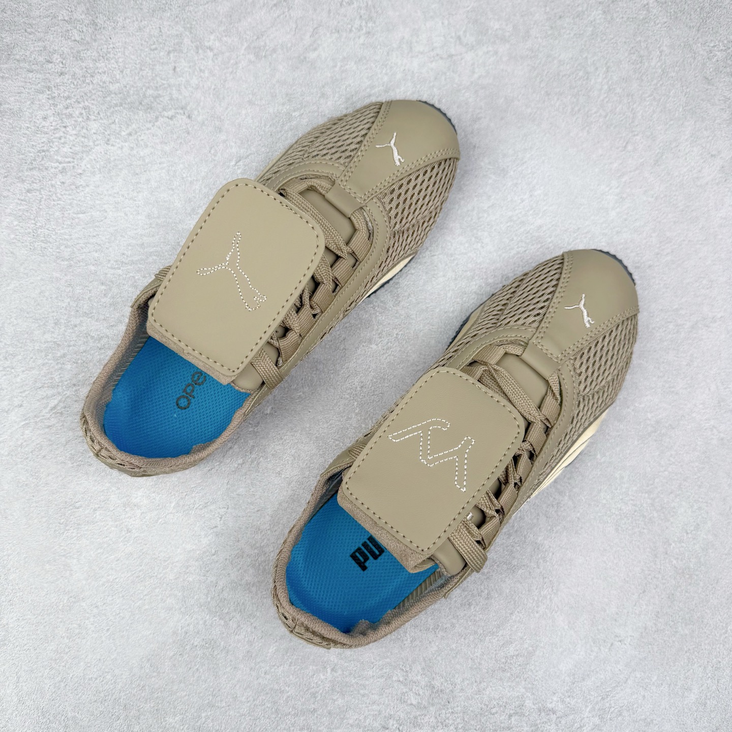 图片[3]-＃TG特价福利 PUMA Speedca OG 彪马极速赛车系列低帮德训风拼接复古百搭休闲运动赛车鞋 鞋款从80、90年代赛车手所穿的防火赛车鞋为原型，鞋身线条模仿了赛车的流线廓形，体现了空气动力学原理的结构。简约流畅的外观，恰好又和贯穿其中的Formstrip Logo融合恰到好处，视觉上细节丰富且协调。本次Speedcat OG鞋款归来，最大看点自然式保留了窄版鞋型以及薄底构造。这两年各品牌鞋底越做越厚，Speedcat反其道而行之，上脚几乎无鞋底的效果带来耳目一新的视觉体验。鞋面依旧是以质感细腻的麂皮材质打造，并且大面积近乎全包裹的使用，复古味道也愈发浓烈。配色上更是将最原始的黑色和红色带回，向F1赛车队的标志性队服致敬。相信让各位一眼种草的更多是出挑的大红色，上脚即可瞬间点亮整体造型，在以球鞋为核心的OOTD中脱颖而出。而另一款黑色则是低调的万金油，彰显新潮个性的同时又不喧宾夺主，也是热爱简约系穿搭朋友的首选。 尺码：35.5 36 37 37.5 38 38.5 39 40 40.5 41 42 42.5 43 44 44.5 45-选品中心