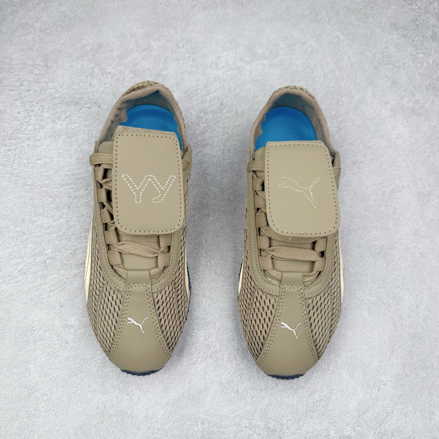 图片[2]-＃TG特价福利 PUMA Speedca OG 彪马极速赛车系列低帮德训风拼接复古百搭休闲运动赛车鞋 鞋款从80、90年代赛车手所穿的防火赛车鞋为原型，鞋身线条模仿了赛车的流线廓形，体现了空气动力学原理的结构。简约流畅的外观，恰好又和贯穿其中的Formstrip Logo融合恰到好处，视觉上细节丰富且协调。本次Speedcat OG鞋款归来，最大看点自然式保留了窄版鞋型以及薄底构造。这两年各品牌鞋底越做越厚，Speedcat反其道而行之，上脚几乎无鞋底的效果带来耳目一新的视觉体验。鞋面依旧是以质感细腻的麂皮材质打造，并且大面积近乎全包裹的使用，复古味道也愈发浓烈。配色上更是将最原始的黑色和红色带回，向F1赛车队的标志性队服致敬。相信让各位一眼种草的更多是出挑的大红色，上脚即可瞬间点亮整体造型，在以球鞋为核心的OOTD中脱颖而出。而另一款黑色则是低调的万金油，彰显新潮个性的同时又不喧宾夺主，也是热爱简约系穿搭朋友的首选。 尺码：35.5 36 37 37.5 38 38.5 39 40 40.5 41 42 42.5 43 44 44.5 45-选品中心