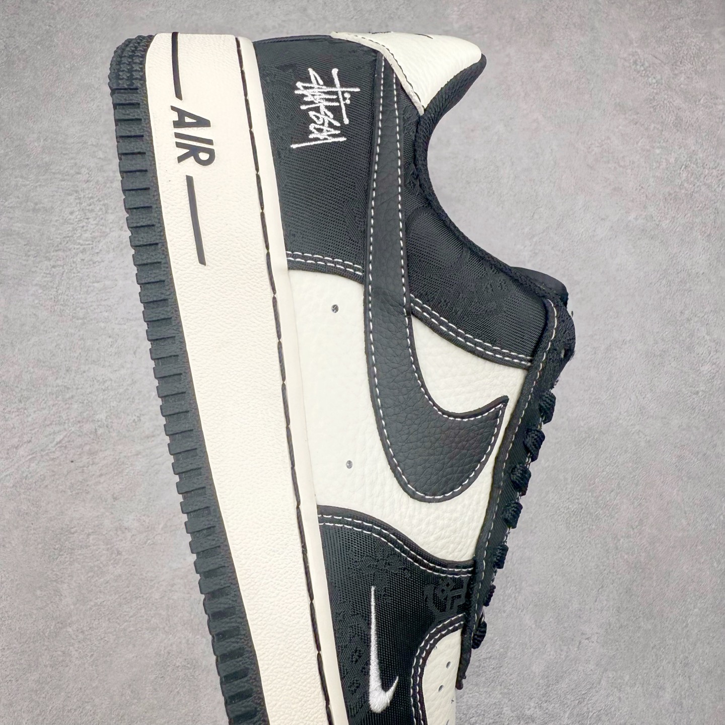 图片[6]-NK Air Force 1´07 Low 空军一号低帮百搭休闲运动板鞋 LW9279-013 柔软、弹性十足的缓震性能和出色的中底设计 横跨复古与现代的外型结合 造就出风靡全球 三十多年的Force 1 直到今天还深受青睐 实拍调校N版已经零色差零失真 百分百还原实物色彩所见即所得 不存在货不对板色差等低级问题 选购参考实物拍摄 不混卖不参货 只用心做好货严格选品 承诺混一赔十 尺码：36 36.5 37.5 38 38.5 39 40 40.5 41 42 42.5 43 44 44.5 45-选品中心