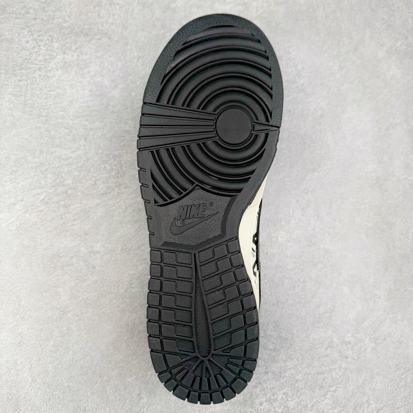 图片[9]-NK Dunk Low 定制配色 QW5836-021 大厂出品 极力推荐 原装头层材料 独家版型蒸餾加工帶來的是更好的视觉和脚感体验大厂纯原品质出货 清洁度 电绣工艺 皮料切割干净无任何毛边 细节完美 实拍调校N版已经零色差零失真 百分百还原实物色彩所见即所得 不存在货不对板色差等低级问题 选购参考实物拍摄 不混卖不参货 只用心做好货严格选品 承诺混一赔十 尺码：36 36.5 37.5 38 38.5 39 40 40.5 41 42 42.5 43 44 44.5 45-选品中心