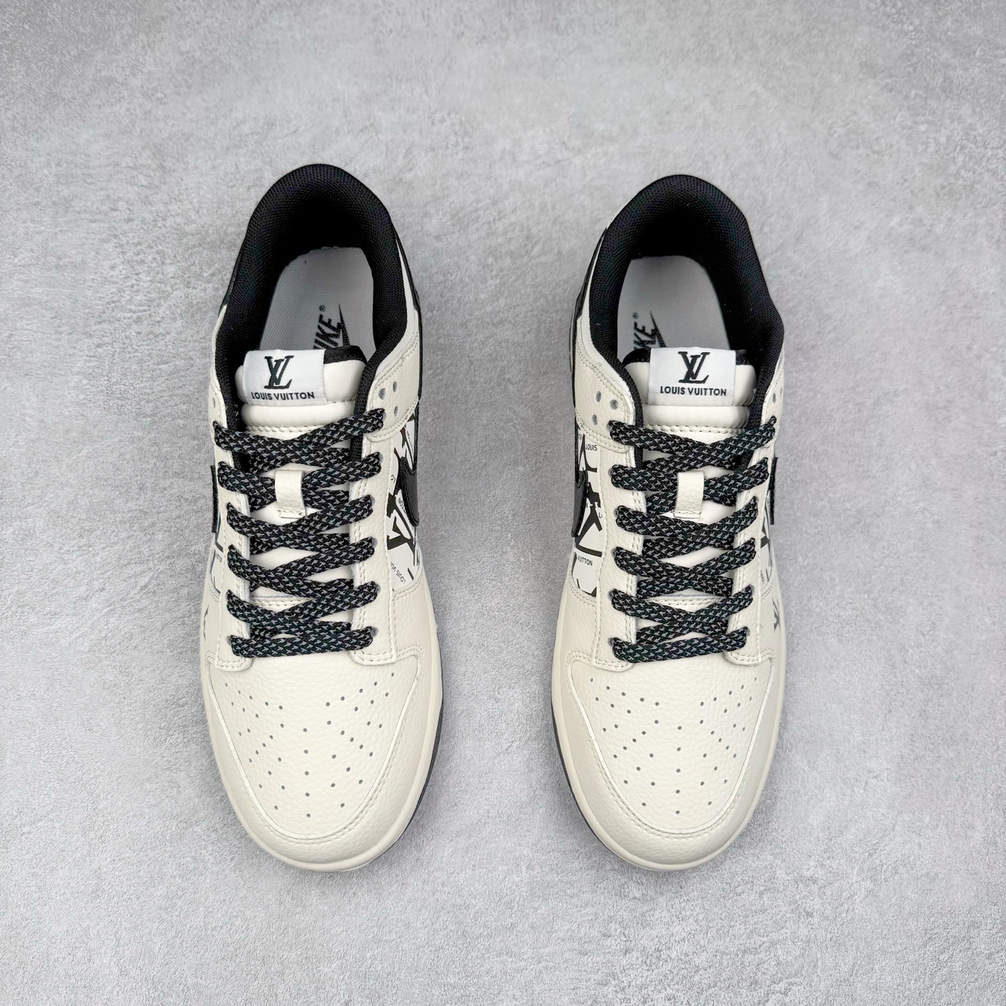 图片[2]-NK Dunk Low 定制配色 QW5836-021 大厂出品 极力推荐 原装头层材料 独家版型蒸餾加工帶來的是更好的视觉和脚感体验大厂纯原品质出货 清洁度 电绣工艺 皮料切割干净无任何毛边 细节完美 实拍调校N版已经零色差零失真 百分百还原实物色彩所见即所得 不存在货不对板色差等低级问题 选购参考实物拍摄 不混卖不参货 只用心做好货严格选品 承诺混一赔十 尺码：36 36.5 37.5 38 38.5 39 40 40.5 41 42 42.5 43 44 44.5 45-选品中心