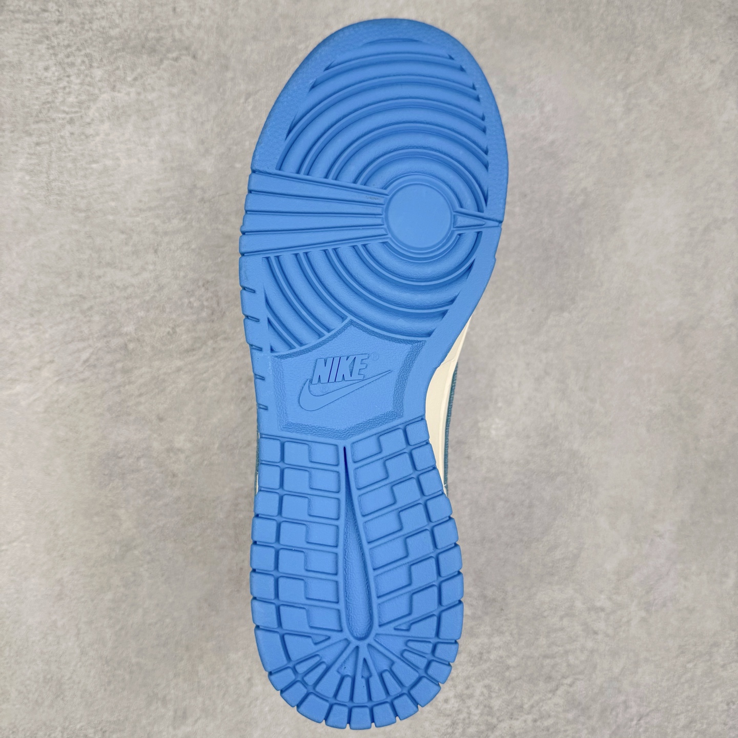 图片[9]-NK Dunk Low 定制配色 SM6668-101 大厂出品 极力推荐 原装头层材料 独家版型蒸餾加工帶來的是更好的视觉和脚感体验大厂纯原品质出货 清洁度 电绣工艺 皮料切割干净无任何毛边 细节完美 实拍调校N版已经零色差零失真 百分百还原实物色彩所见即所得 不存在货不对板色差等低级问题 选购参考实物拍摄 不混卖不参货 只用心做好货严格选品 承诺混一赔十 尺码：36 36.5 37.5 38 38.5 39 40 40.5 41 42 42.5 43 44 44.5 45-选品中心