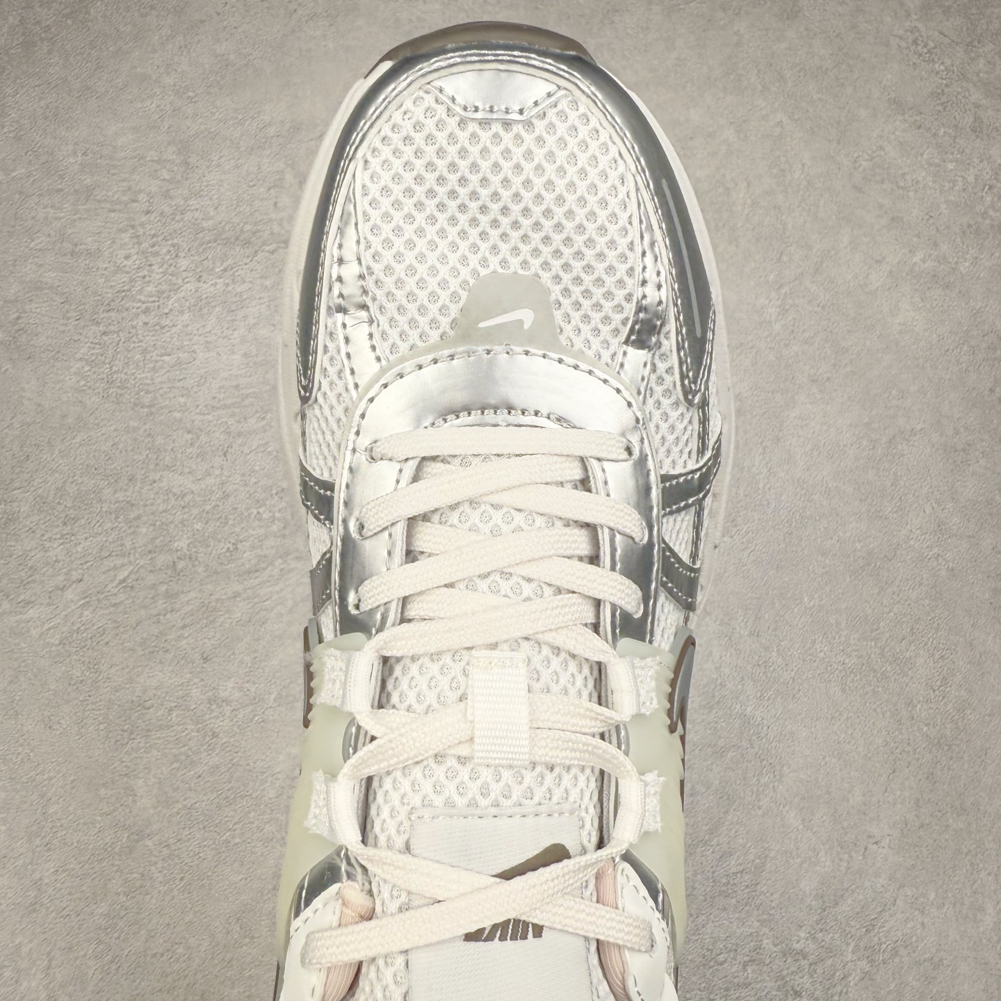 图片[4]-NK V2K Runtekk 减震防滑低帮 复古老爹鞋跑步鞋 FD0736-010 鞋款被命名为 Runtekk 设计上借鉴了 2000 年的跑鞋风格 配色上以金属银为主调 简练又有复古运动气质 材质上使用大面积网眼、皮革、TPU 组成 支撑和透气性肯定不错 中底处由 Cushlon 泡绵打造 保证在压马路时可以提供优秀脚感 并通过一手做旧氧化效果突出复古感 中底造型很容易让大家联想到巴黎世家3XL 增高效果同样不能忽视 尺码：36 36.5 37.5 38 38.5 39 40 40.5 41 42 42.5 43 44 44.5 45-选品中心