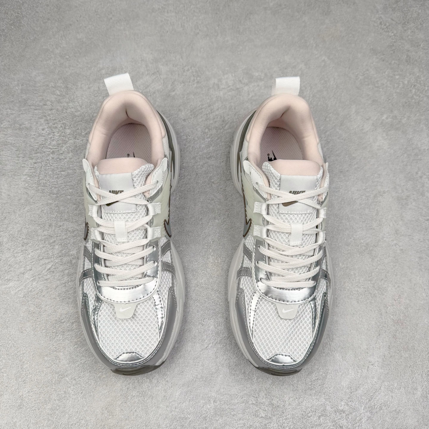 图片[2]-NK V2K Runtekk 减震防滑低帮 复古老爹鞋跑步鞋 FD0736-010 鞋款被命名为 Runtekk 设计上借鉴了 2000 年的跑鞋风格 配色上以金属银为主调 简练又有复古运动气质 材质上使用大面积网眼、皮革、TPU 组成 支撑和透气性肯定不错 中底处由 Cushlon 泡绵打造 保证在压马路时可以提供优秀脚感 并通过一手做旧氧化效果突出复古感 中底造型很容易让大家联想到巴黎世家3XL 增高效果同样不能忽视 尺码：36 36.5 37.5 38 38.5 39 40 40.5 41 42 42.5 43 44 44.5 45-选品中心