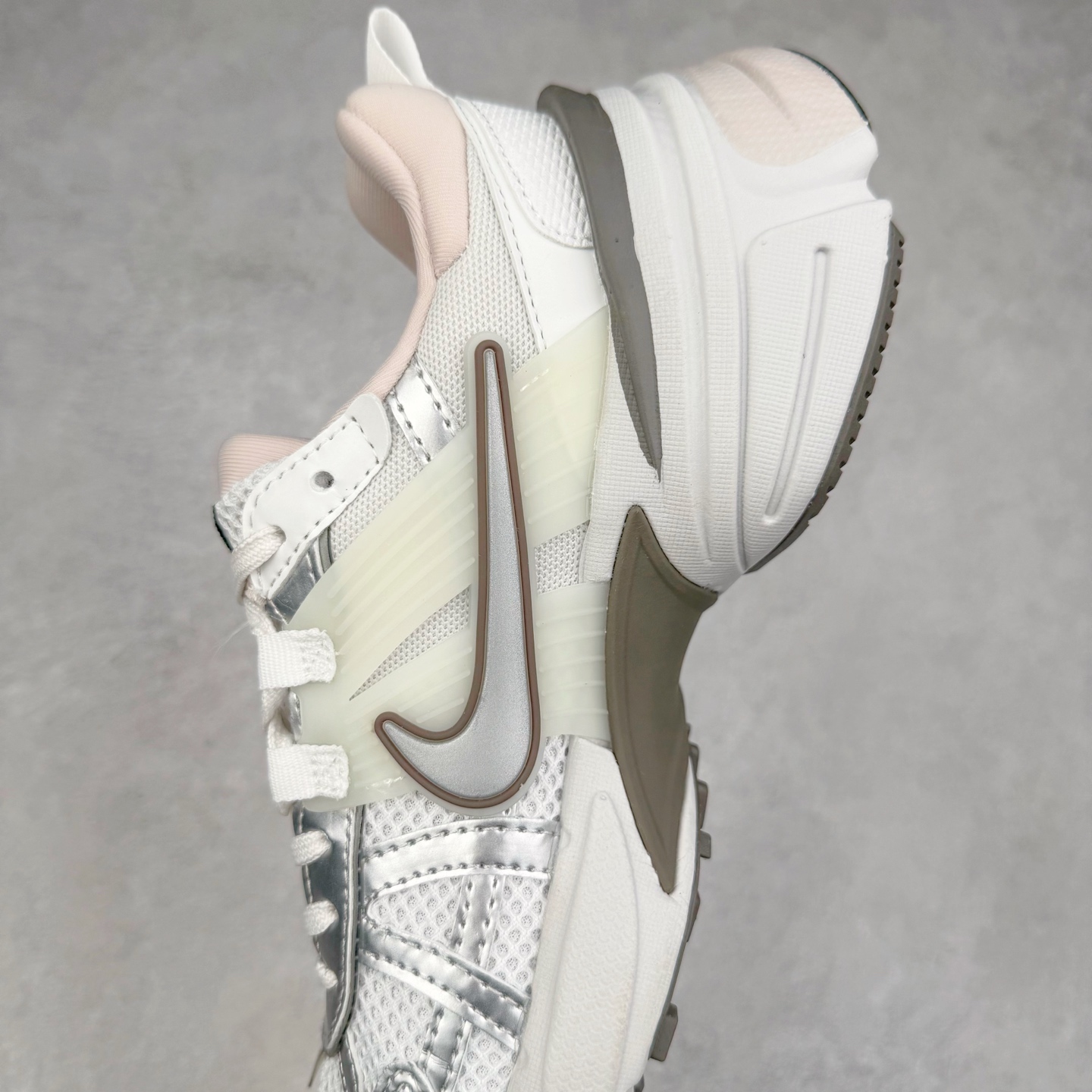 图片[7]-NK V2K Runtekk 减震防滑低帮 复古老爹鞋跑步鞋 FD0736-010 鞋款被命名为 Runtekk 设计上借鉴了 2000 年的跑鞋风格 配色上以金属银为主调 简练又有复古运动气质 材质上使用大面积网眼、皮革、TPU 组成 支撑和透气性肯定不错 中底处由 Cushlon 泡绵打造 保证在压马路时可以提供优秀脚感 并通过一手做旧氧化效果突出复古感 中底造型很容易让大家联想到巴黎世家3XL 增高效果同样不能忽视 尺码：36 36.5 37.5 38 38.5 39 40 40.5 41 42 42.5 43 44 44.5 45-选品中心