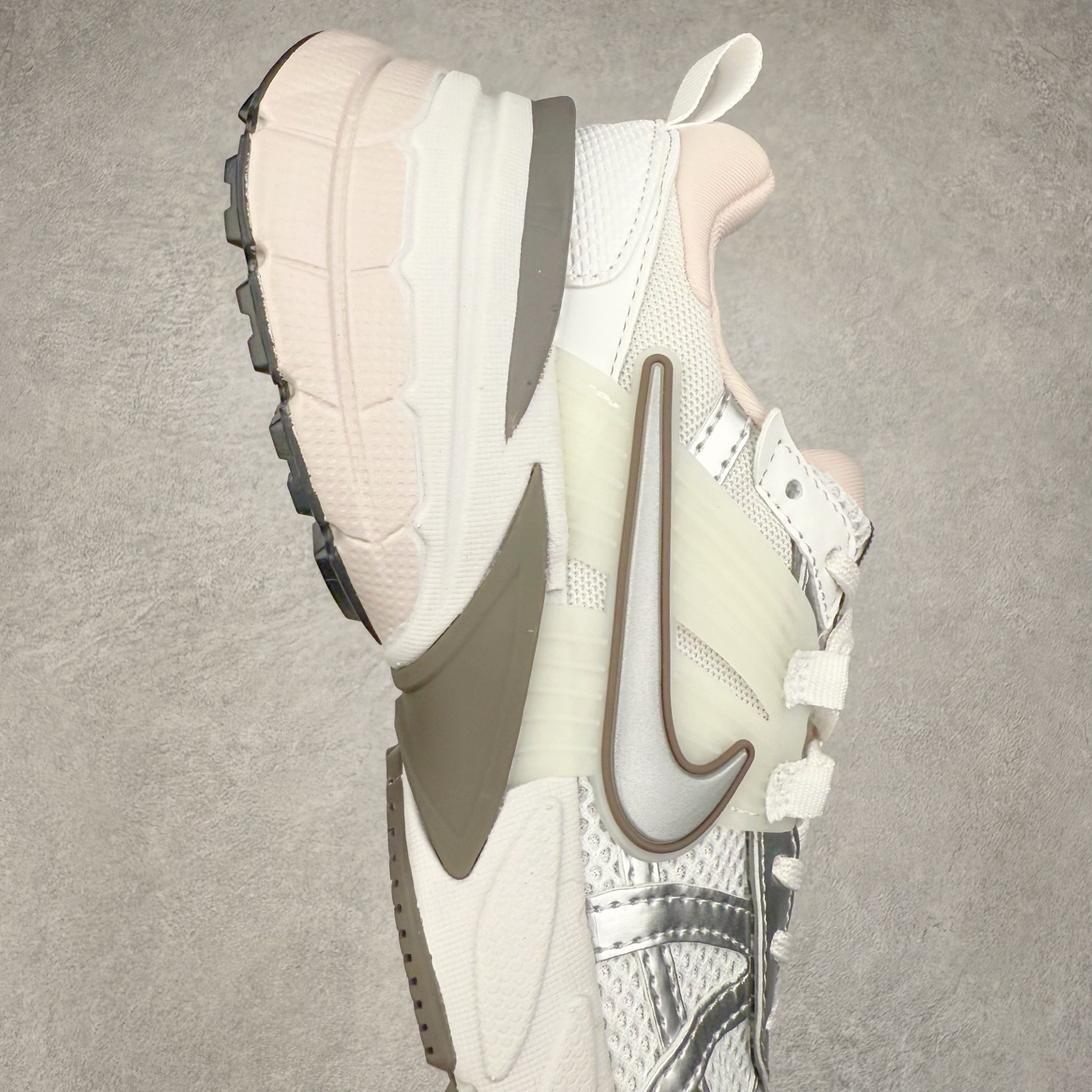 图片[6]-NK V2K Runtekk 减震防滑低帮 复古老爹鞋跑步鞋 FD0736-010 鞋款被命名为 Runtekk 设计上借鉴了 2000 年的跑鞋风格 配色上以金属银为主调 简练又有复古运动气质 材质上使用大面积网眼、皮革、TPU 组成 支撑和透气性肯定不错 中底处由 Cushlon 泡绵打造 保证在压马路时可以提供优秀脚感 并通过一手做旧氧化效果突出复古感 中底造型很容易让大家联想到巴黎世家3XL 增高效果同样不能忽视 尺码：36 36.5 37.5 38 38.5 39 40 40.5 41 42 42.5 43 44 44.5 45-选品中心