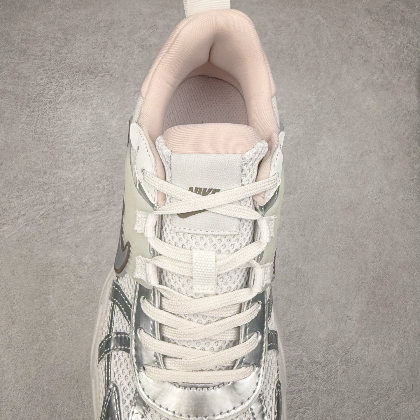 图片[5]-NK V2K Runtekk 减震防滑低帮 复古老爹鞋跑步鞋 FD0736-010 鞋款被命名为 Runtekk 设计上借鉴了 2000 年的跑鞋风格 配色上以金属银为主调 简练又有复古运动气质 材质上使用大面积网眼、皮革、TPU 组成 支撑和透气性肯定不错 中底处由 Cushlon 泡绵打造 保证在压马路时可以提供优秀脚感 并通过一手做旧氧化效果突出复古感 中底造型很容易让大家联想到巴黎世家3XL 增高效果同样不能忽视 尺码：36 36.5 37.5 38 38.5 39 40 40.5 41 42 42.5 43 44 44.5 45-选品中心