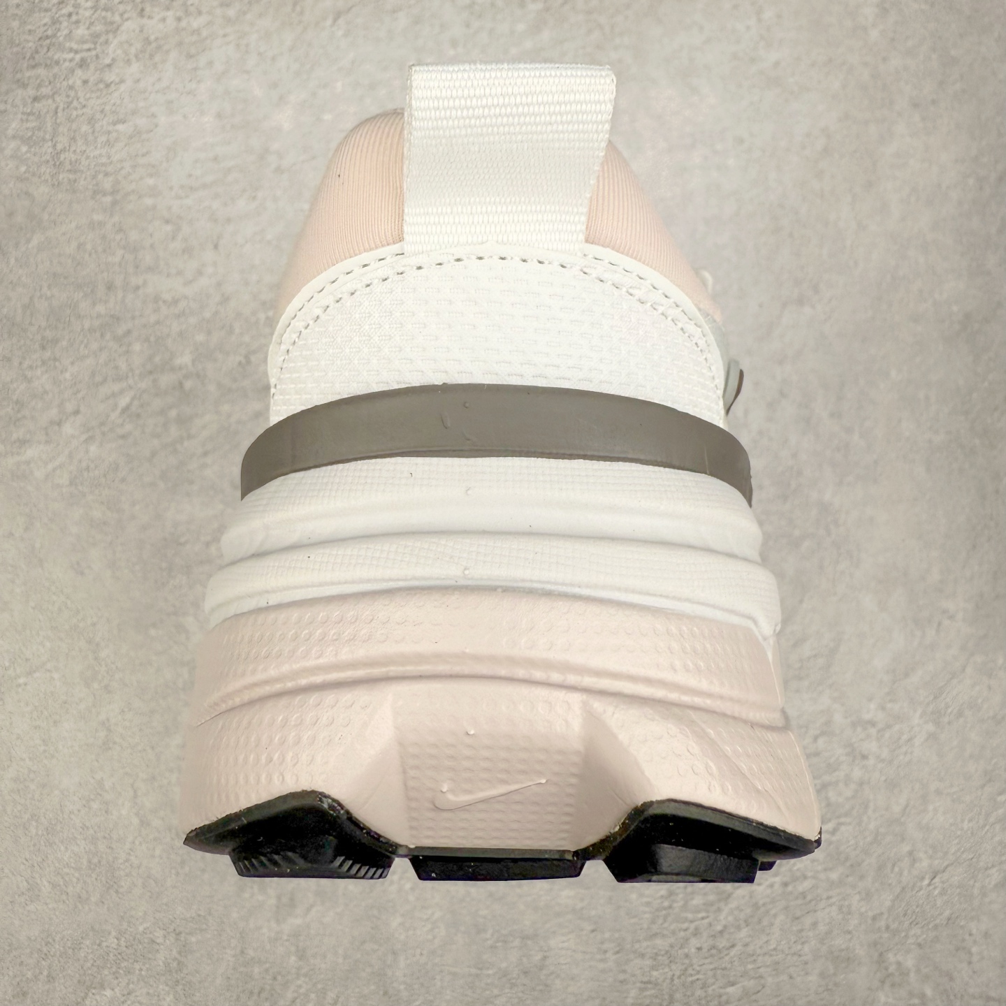 图片[8]-NK V2K Runtekk 减震防滑低帮 复古老爹鞋跑步鞋 FD0736-010 鞋款被命名为 Runtekk 设计上借鉴了 2000 年的跑鞋风格 配色上以金属银为主调 简练又有复古运动气质 材质上使用大面积网眼、皮革、TPU 组成 支撑和透气性肯定不错 中底处由 Cushlon 泡绵打造 保证在压马路时可以提供优秀脚感 并通过一手做旧氧化效果突出复古感 中底造型很容易让大家联想到巴黎世家3XL 增高效果同样不能忽视 尺码：36 36.5 37.5 38 38.5 39 40 40.5 41 42 42.5 43 44 44.5 45-选品中心