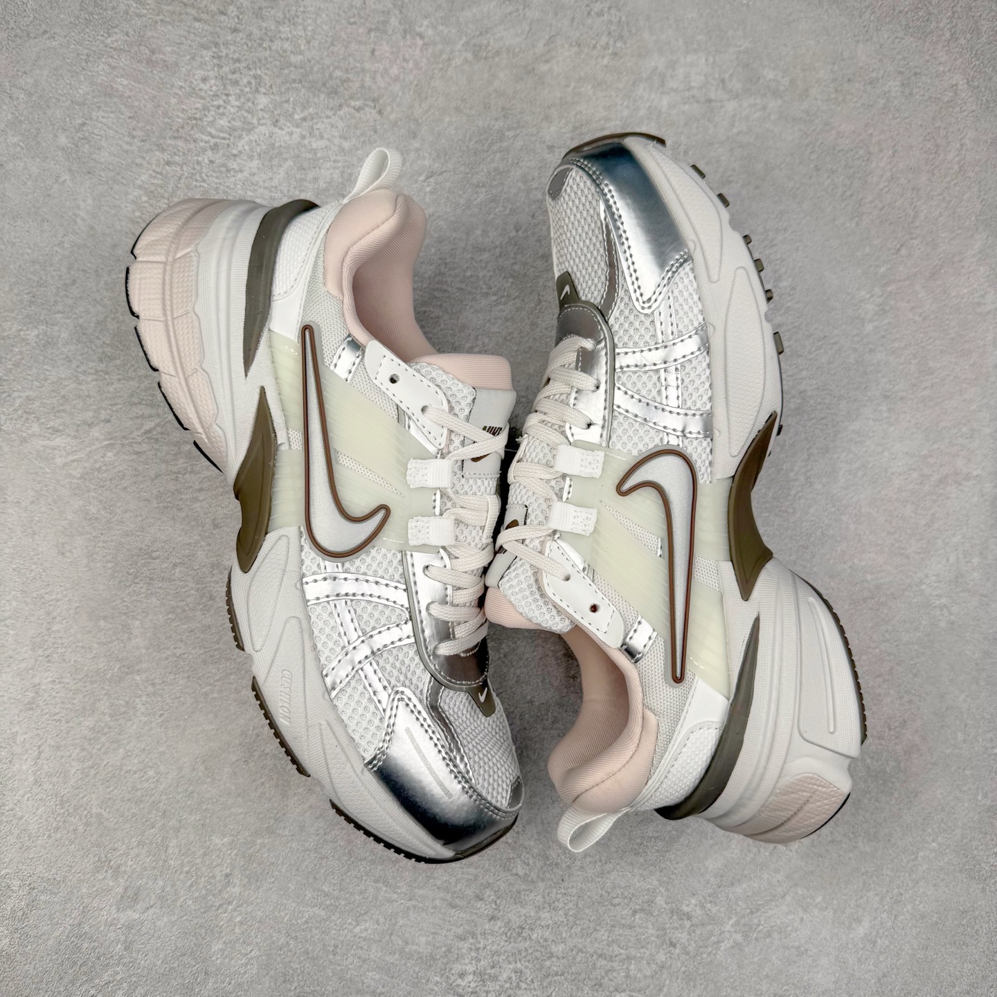 图片[3]-NK V2K Runtekk 减震防滑低帮 复古老爹鞋跑步鞋 FD0736-010 鞋款被命名为 Runtekk 设计上借鉴了 2000 年的跑鞋风格 配色上以金属银为主调 简练又有复古运动气质 材质上使用大面积网眼、皮革、TPU 组成 支撑和透气性肯定不错 中底处由 Cushlon 泡绵打造 保证在压马路时可以提供优秀脚感 并通过一手做旧氧化效果突出复古感 中底造型很容易让大家联想到巴黎世家3XL 增高效果同样不能忽视 尺码：36 36.5 37.5 38 38.5 39 40 40.5 41 42 42.5 43 44 44.5 45-选品中心