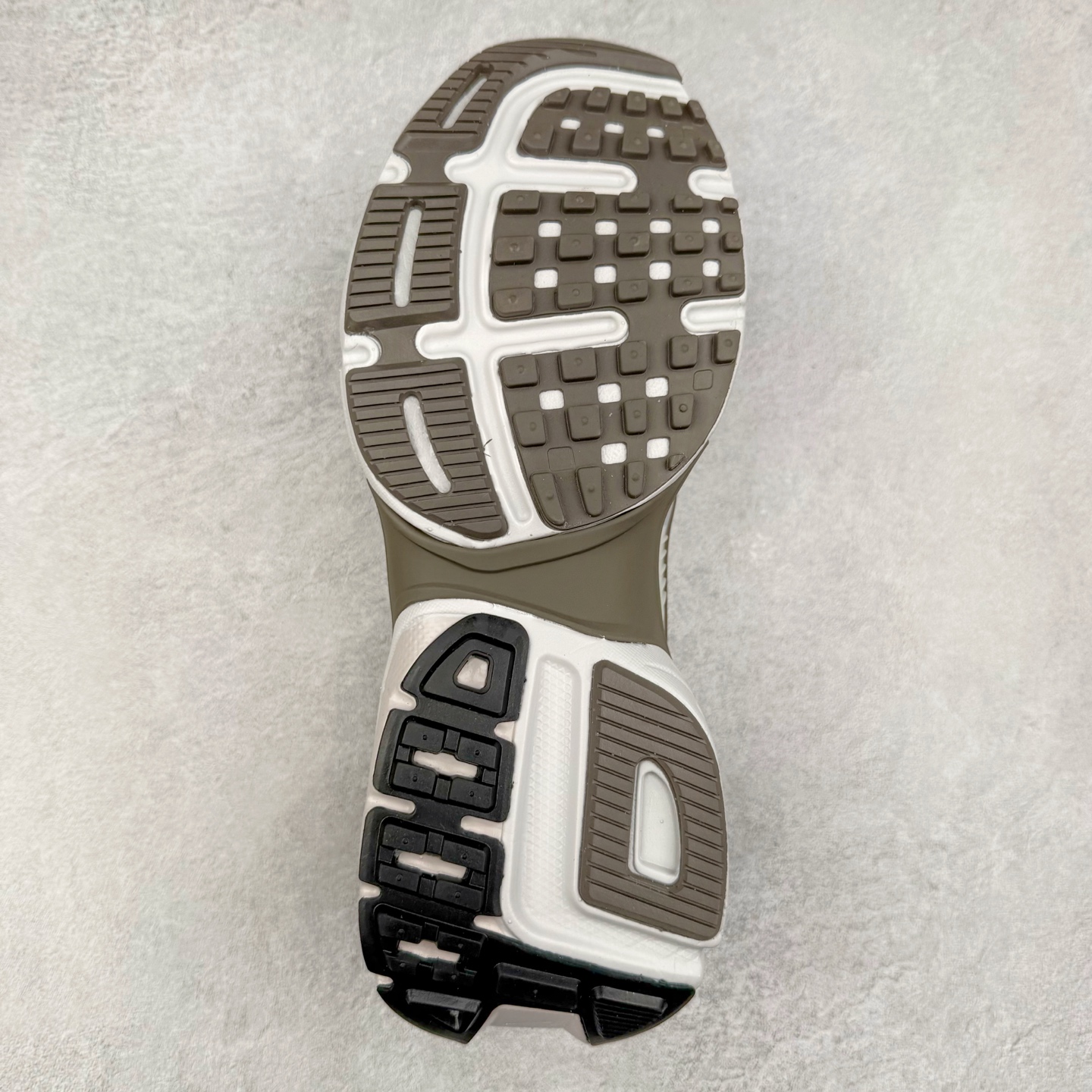 图片[9]-NK V2K Runtekk 减震防滑低帮 复古老爹鞋跑步鞋 FD0736-010 鞋款被命名为 Runtekk 设计上借鉴了 2000 年的跑鞋风格 配色上以金属银为主调 简练又有复古运动气质 材质上使用大面积网眼、皮革、TPU 组成 支撑和透气性肯定不错 中底处由 Cushlon 泡绵打造 保证在压马路时可以提供优秀脚感 并通过一手做旧氧化效果突出复古感 中底造型很容易让大家联想到巴黎世家3XL 增高效果同样不能忽视 尺码：36 36.5 37.5 38 38.5 39 40 40.5 41 42 42.5 43 44 44.5 45-选品中心