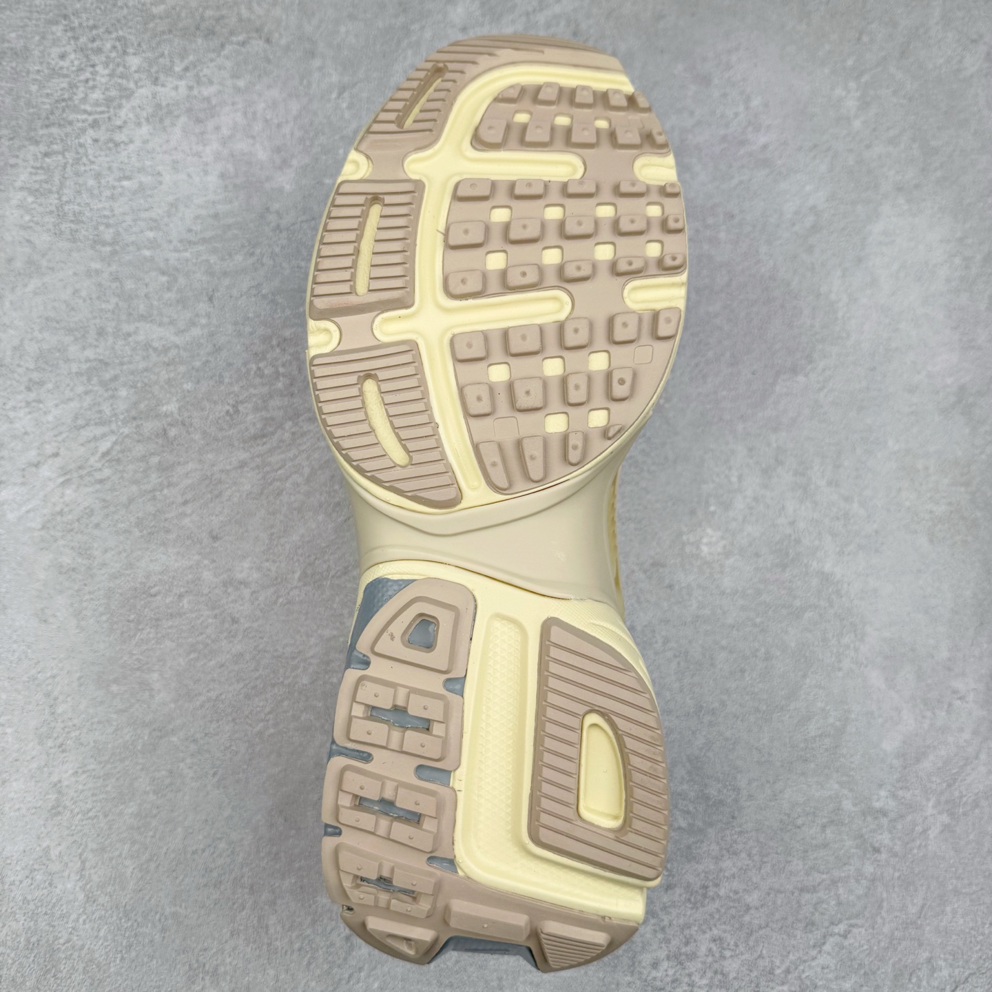 图片[9]-NK V2K Runtekk 减震防滑低帮 复古老爹鞋跑步鞋 HQ1512-110 鞋款被命名为 Runtekk 设计上借鉴了 2000 年的跑鞋风格 配色上以金属银为主调 简练又有复古运动气质 材质上使用大面积网眼、皮革、TPU 组成 支撑和透气性肯定不错 中底处由 Cushlon 泡绵打造 保证在压马路时可以提供优秀脚感 并通过一手做旧氧化效果突出复古感 中底造型很容易让大家联想到巴黎世家3XL 增高效果同样不能忽视 尺码：36 36.5 37.5 38 38.5 39 40 40.5 41 42 42.5 43 44 44.5 45-选品中心