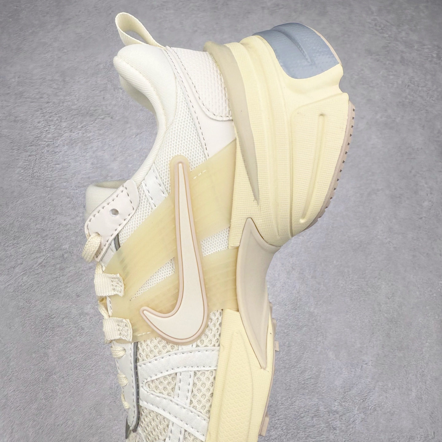 图片[7]-NK V2K Runtekk 减震防滑低帮 复古老爹鞋跑步鞋 HQ1512-110 鞋款被命名为 Runtekk 设计上借鉴了 2000 年的跑鞋风格 配色上以金属银为主调 简练又有复古运动气质 材质上使用大面积网眼、皮革、TPU 组成 支撑和透气性肯定不错 中底处由 Cushlon 泡绵打造 保证在压马路时可以提供优秀脚感 并通过一手做旧氧化效果突出复古感 中底造型很容易让大家联想到巴黎世家3XL 增高效果同样不能忽视 尺码：36 36.5 37.5 38 38.5 39 40 40.5 41 42 42.5 43 44 44.5 45-选品中心