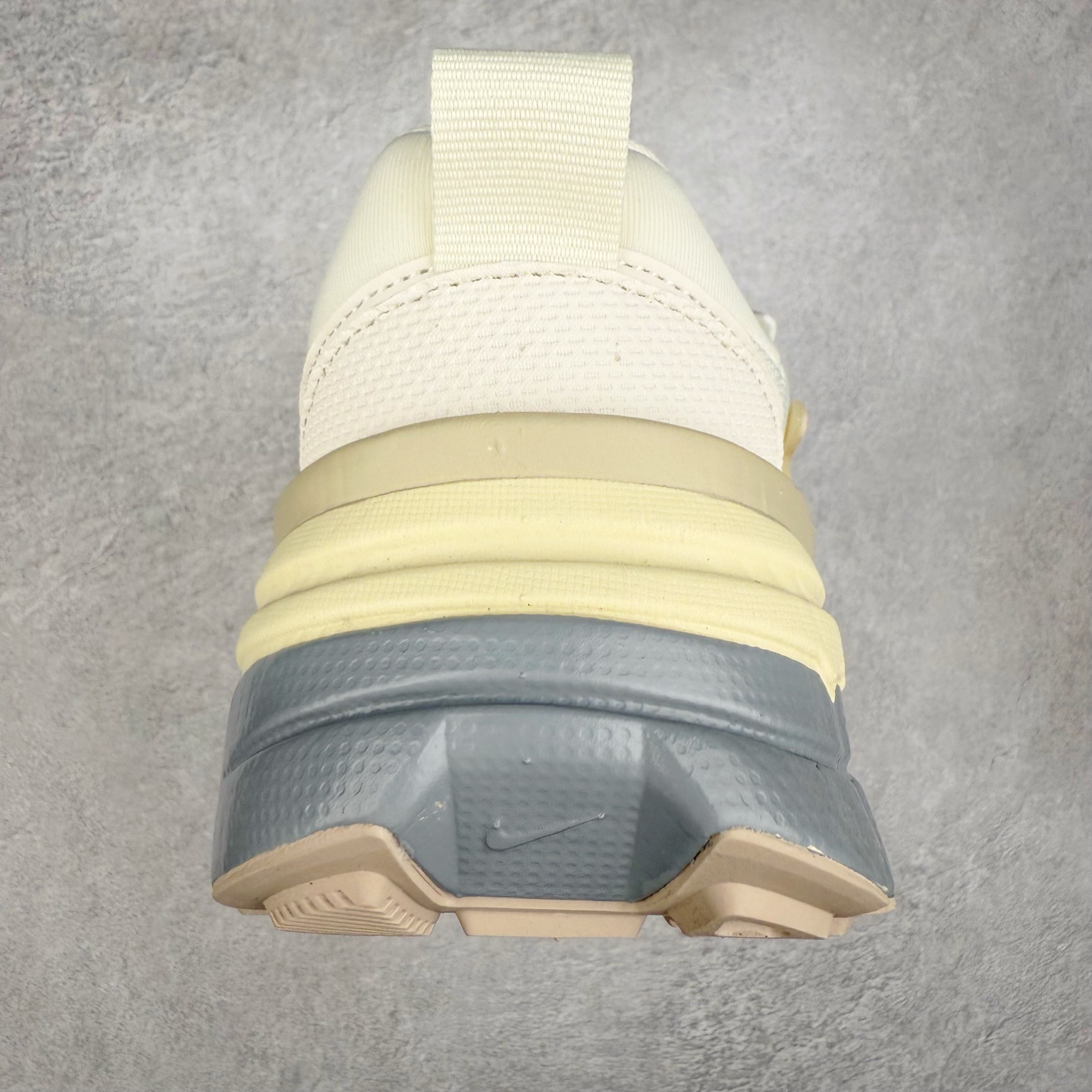 图片[8]-NK V2K Runtekk 减震防滑低帮 复古老爹鞋跑步鞋 HQ1512-110 鞋款被命名为 Runtekk 设计上借鉴了 2000 年的跑鞋风格 配色上以金属银为主调 简练又有复古运动气质 材质上使用大面积网眼、皮革、TPU 组成 支撑和透气性肯定不错 中底处由 Cushlon 泡绵打造 保证在压马路时可以提供优秀脚感 并通过一手做旧氧化效果突出复古感 中底造型很容易让大家联想到巴黎世家3XL 增高效果同样不能忽视 尺码：36 36.5 37.5 38 38.5 39 40 40.5 41 42 42.5 43 44 44.5 45-选品中心