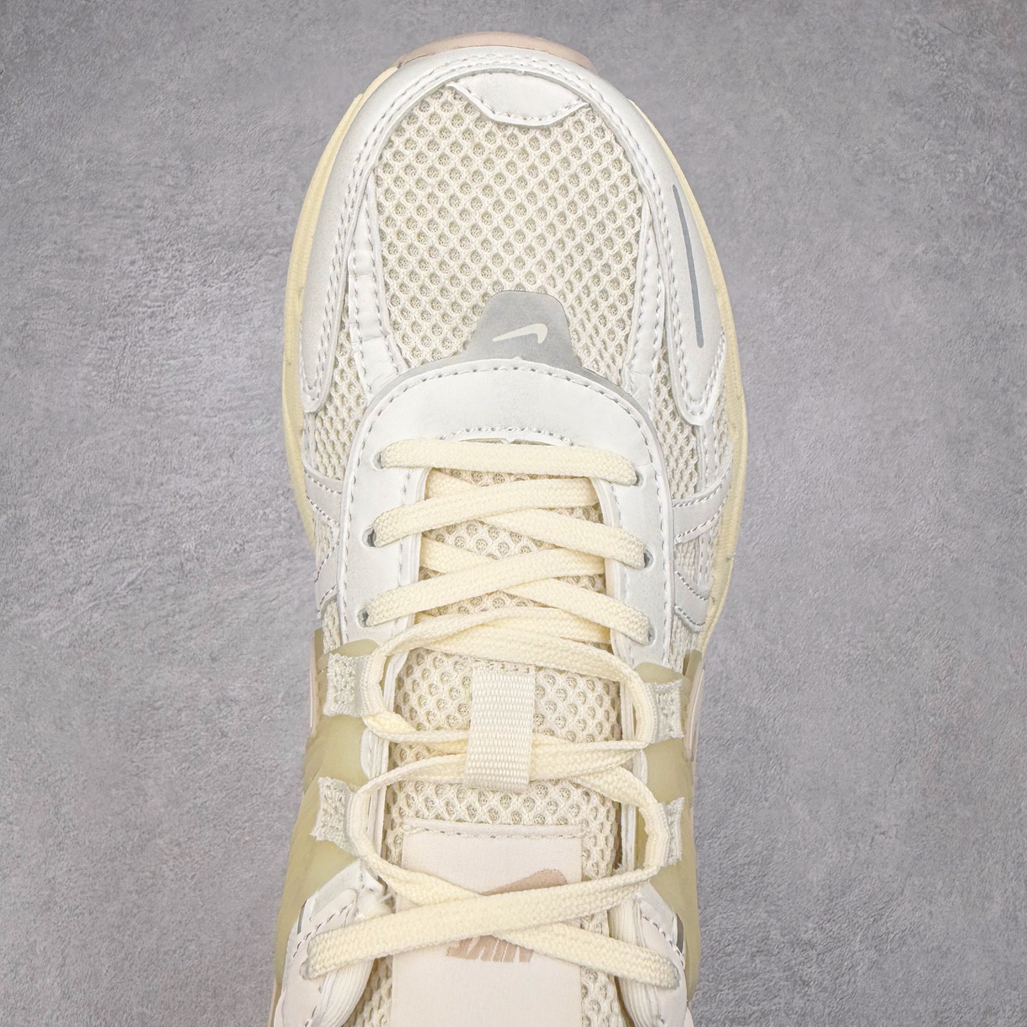 图片[4]-NK V2K Runtekk 减震防滑低帮 复古老爹鞋跑步鞋 HQ1512-110 鞋款被命名为 Runtekk 设计上借鉴了 2000 年的跑鞋风格 配色上以金属银为主调 简练又有复古运动气质 材质上使用大面积网眼、皮革、TPU 组成 支撑和透气性肯定不错 中底处由 Cushlon 泡绵打造 保证在压马路时可以提供优秀脚感 并通过一手做旧氧化效果突出复古感 中底造型很容易让大家联想到巴黎世家3XL 增高效果同样不能忽视 尺码：36 36.5 37.5 38 38.5 39 40 40.5 41 42 42.5 43 44 44.5 45-选品中心