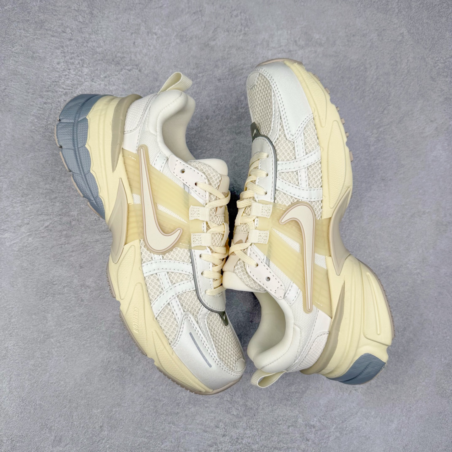 图片[3]-NK V2K Runtekk 减震防滑低帮 复古老爹鞋跑步鞋 HQ1512-110 鞋款被命名为 Runtekk 设计上借鉴了 2000 年的跑鞋风格 配色上以金属银为主调 简练又有复古运动气质 材质上使用大面积网眼、皮革、TPU 组成 支撑和透气性肯定不错 中底处由 Cushlon 泡绵打造 保证在压马路时可以提供优秀脚感 并通过一手做旧氧化效果突出复古感 中底造型很容易让大家联想到巴黎世家3XL 增高效果同样不能忽视 尺码：36 36.5 37.5 38 38.5 39 40 40.5 41 42 42.5 43 44 44.5 45-选品中心