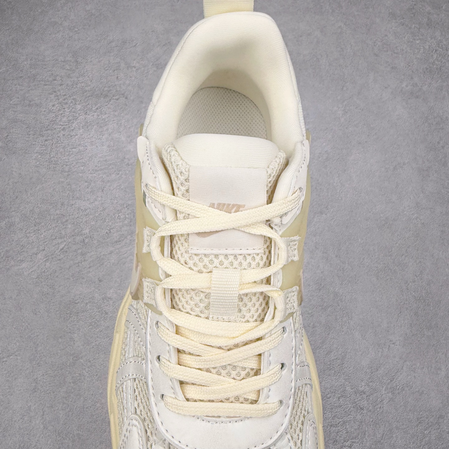 图片[5]-NK V2K Runtekk 减震防滑低帮 复古老爹鞋跑步鞋 HQ1512-110 鞋款被命名为 Runtekk 设计上借鉴了 2000 年的跑鞋风格 配色上以金属银为主调 简练又有复古运动气质 材质上使用大面积网眼、皮革、TPU 组成 支撑和透气性肯定不错 中底处由 Cushlon 泡绵打造 保证在压马路时可以提供优秀脚感 并通过一手做旧氧化效果突出复古感 中底造型很容易让大家联想到巴黎世家3XL 增高效果同样不能忽视 尺码：36 36.5 37.5 38 38.5 39 40 40.5 41 42 42.5 43 44 44.5 45-选品中心