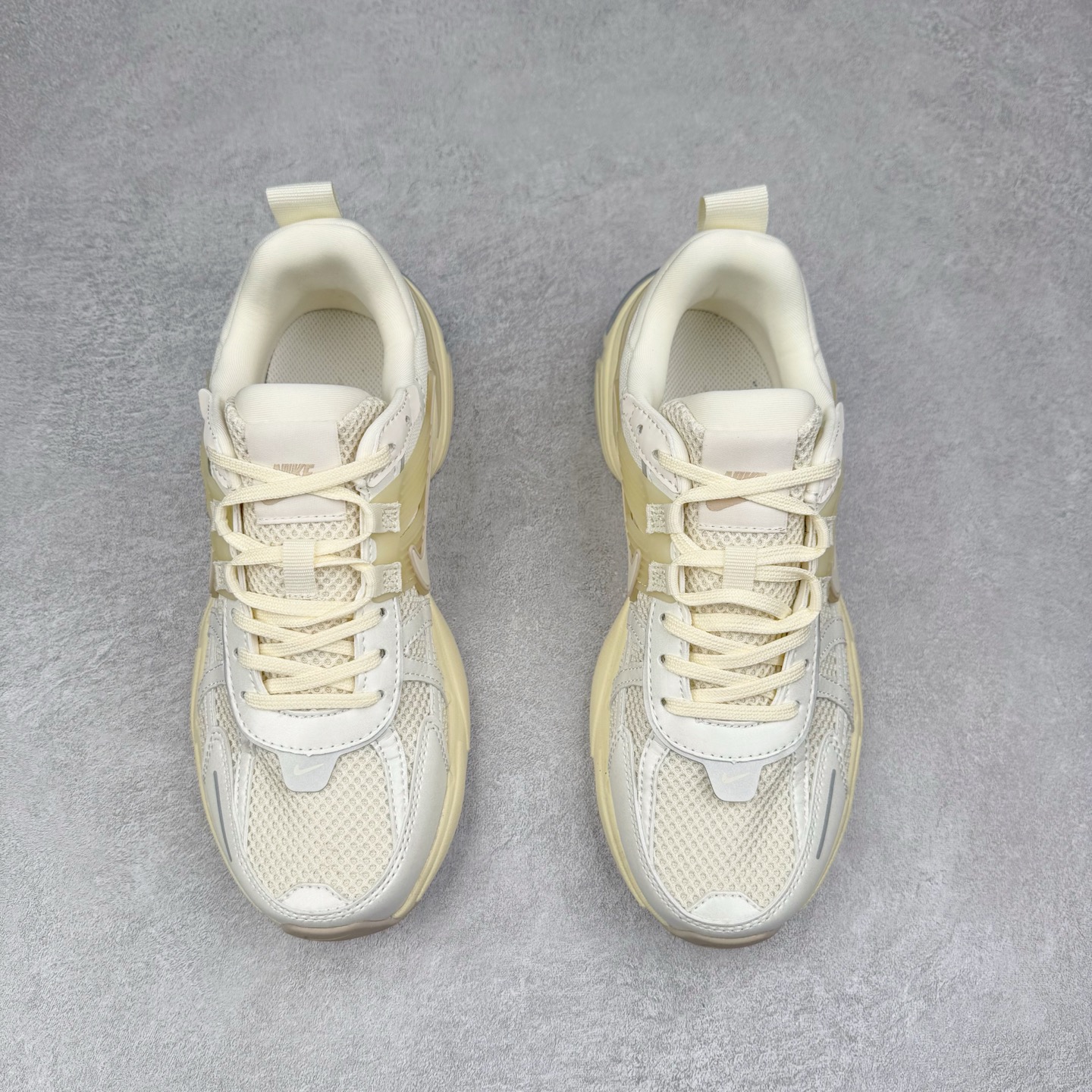 图片[2]-NK V2K Runtekk 减震防滑低帮 复古老爹鞋跑步鞋 HQ1512-110 鞋款被命名为 Runtekk 设计上借鉴了 2000 年的跑鞋风格 配色上以金属银为主调 简练又有复古运动气质 材质上使用大面积网眼、皮革、TPU 组成 支撑和透气性肯定不错 中底处由 Cushlon 泡绵打造 保证在压马路时可以提供优秀脚感 并通过一手做旧氧化效果突出复古感 中底造型很容易让大家联想到巴黎世家3XL 增高效果同样不能忽视 尺码：36 36.5 37.5 38 38.5 39 40 40.5 41 42 42.5 43 44 44.5 45-选品中心