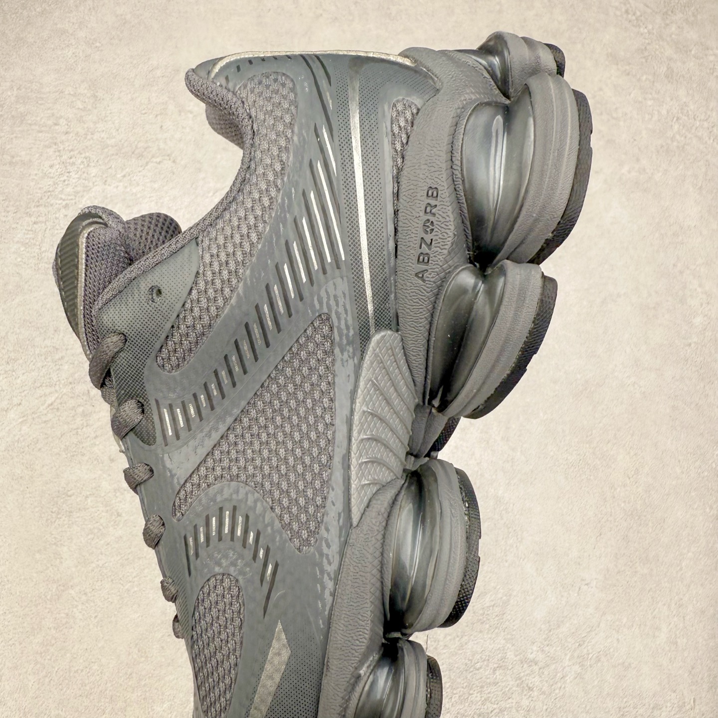 图片[7]-New Balance NB2000 舒适百搭防滑耐磨低帮 休闲跑步鞋 New Balance 在近两年的球鞋市场屡出奇招，在经典鞋型保持进一步增长的同时，推出的每一款新鞋型也都有傲人的战绩。在 327、9060 等鞋型获得成功之后，今天 New Balance 家族又迎来了新鲜血液的注入。这双 New Balance 2000 依然是融合了新旧元素的跑鞋造型，命名为 2000，或许是它的设计理念有着 Y2K 的血统。最大的亮点，在于这双鞋的中底。外侧以五个 ABZORB 单元，带来极具辨识度和冲击力的视觉效果，让这双鞋在外观和脚感方面都颇具吸引力。尺码：36 37 37.5 38 38.5 39 40 40.5 41 42 42.5 43 44 45 46-选品中心