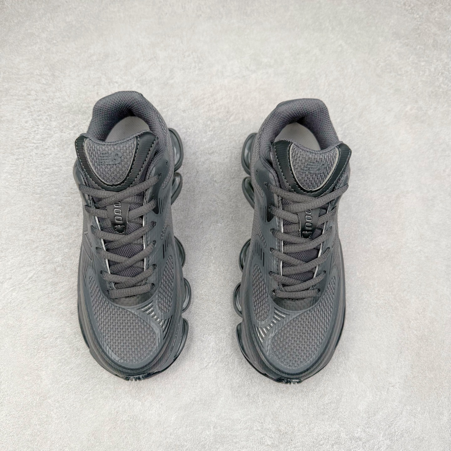 图片[2]-New Balance NB2000 舒适百搭防滑耐磨低帮 休闲跑步鞋 New Balance 在近两年的球鞋市场屡出奇招，在经典鞋型保持进一步增长的同时，推出的每一款新鞋型也都有傲人的战绩。在 327、9060 等鞋型获得成功之后，今天 New Balance 家族又迎来了新鲜血液的注入。这双 New Balance 2000 依然是融合了新旧元素的跑鞋造型，命名为 2000，或许是它的设计理念有着 Y2K 的血统。最大的亮点，在于这双鞋的中底。外侧以五个 ABZORB 单元，带来极具辨识度和冲击力的视觉效果，让这双鞋在外观和脚感方面都颇具吸引力。尺码：36 37 37.5 38 38.5 39 40 40.5 41 42 42.5 43 44 45 46-选品中心