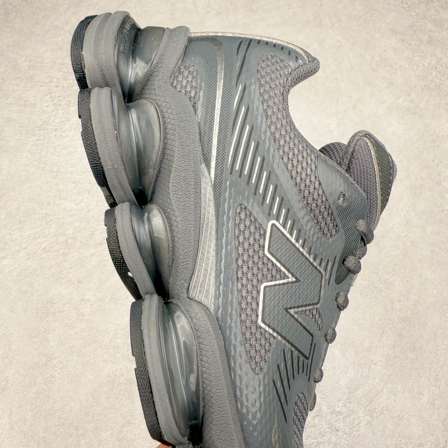 图片[6]-New Balance NB2000 舒适百搭防滑耐磨低帮 休闲跑步鞋 New Balance 在近两年的球鞋市场屡出奇招，在经典鞋型保持进一步增长的同时，推出的每一款新鞋型也都有傲人的战绩。在 327、9060 等鞋型获得成功之后，今天 New Balance 家族又迎来了新鲜血液的注入。这双 New Balance 2000 依然是融合了新旧元素的跑鞋造型，命名为 2000，或许是它的设计理念有着 Y2K 的血统。最大的亮点，在于这双鞋的中底。外侧以五个 ABZORB 单元，带来极具辨识度和冲击力的视觉效果，让这双鞋在外观和脚感方面都颇具吸引力。尺码：36 37 37.5 38 38.5 39 40 40.5 41 42 42.5 43 44 45 46-选品中心