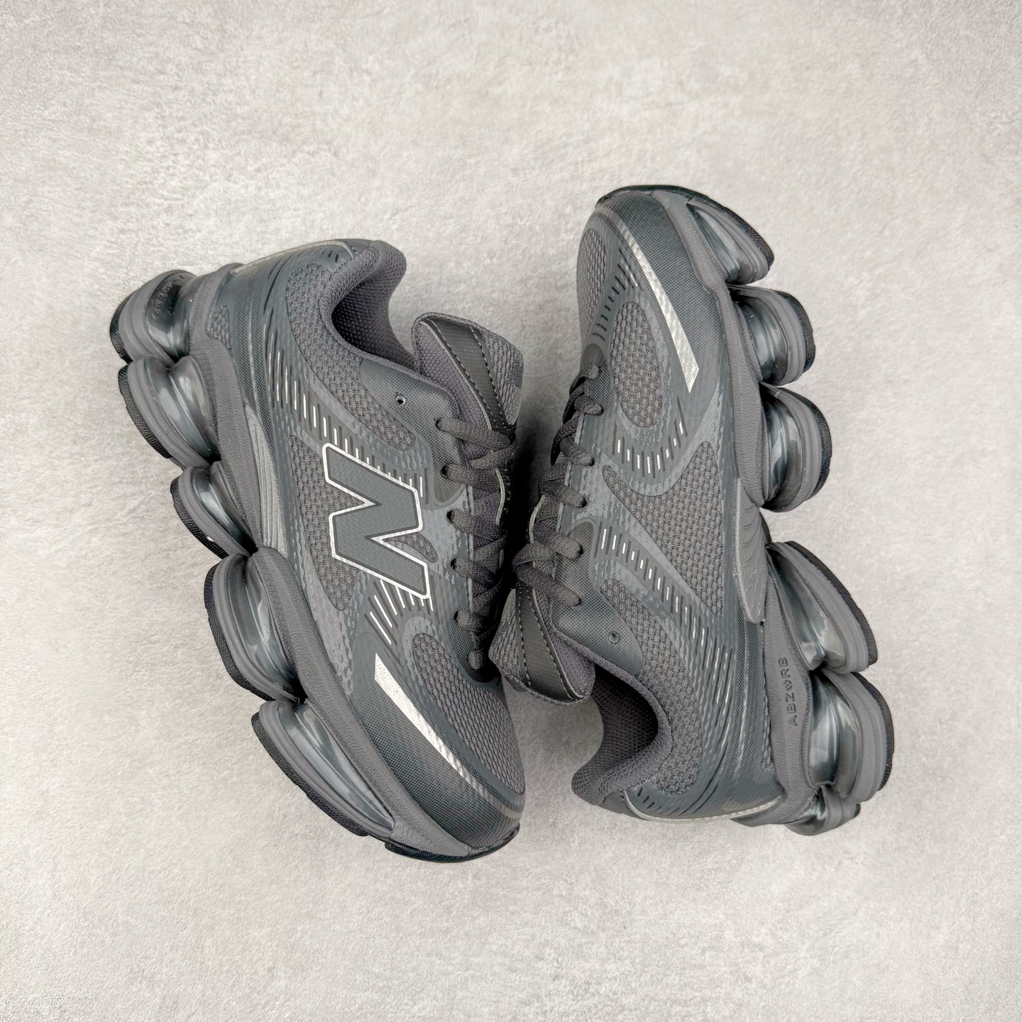 图片[3]-New Balance NB2000 舒适百搭防滑耐磨低帮 休闲跑步鞋 New Balance 在近两年的球鞋市场屡出奇招，在经典鞋型保持进一步增长的同时，推出的每一款新鞋型也都有傲人的战绩。在 327、9060 等鞋型获得成功之后，今天 New Balance 家族又迎来了新鲜血液的注入。这双 New Balance 2000 依然是融合了新旧元素的跑鞋造型，命名为 2000，或许是它的设计理念有着 Y2K 的血统。最大的亮点，在于这双鞋的中底。外侧以五个 ABZORB 单元，带来极具辨识度和冲击力的视觉效果，让这双鞋在外观和脚感方面都颇具吸引力。尺码：36 37 37.5 38 38.5 39 40 40.5 41 42 42.5 43 44 45 46-选品中心