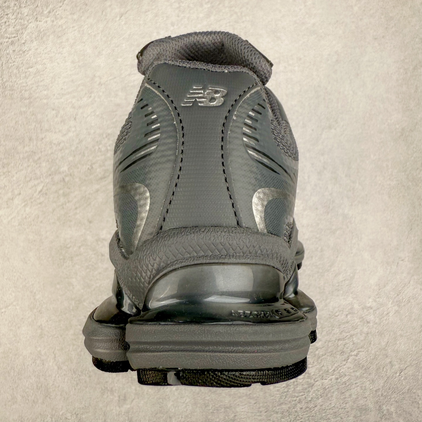 图片[8]-New Balance NB2000 舒适百搭防滑耐磨低帮 休闲跑步鞋 New Balance 在近两年的球鞋市场屡出奇招，在经典鞋型保持进一步增长的同时，推出的每一款新鞋型也都有傲人的战绩。在 327、9060 等鞋型获得成功之后，今天 New Balance 家族又迎来了新鲜血液的注入。这双 New Balance 2000 依然是融合了新旧元素的跑鞋造型，命名为 2000，或许是它的设计理念有着 Y2K 的血统。最大的亮点，在于这双鞋的中底。外侧以五个 ABZORB 单元，带来极具辨识度和冲击力的视觉效果，让这双鞋在外观和脚感方面都颇具吸引力。尺码：36 37 37.5 38 38.5 39 40 40.5 41 42 42.5 43 44 45 46-选品中心