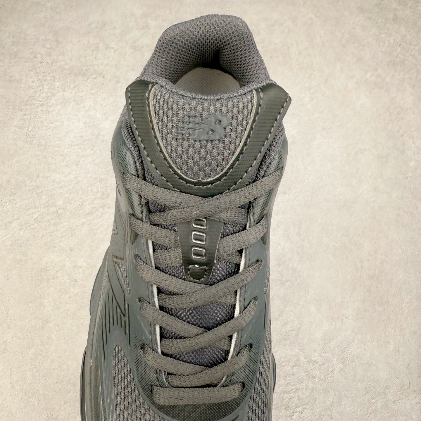 图片[5]-New Balance NB2000 舒适百搭防滑耐磨低帮 休闲跑步鞋 New Balance 在近两年的球鞋市场屡出奇招，在经典鞋型保持进一步增长的同时，推出的每一款新鞋型也都有傲人的战绩。在 327、9060 等鞋型获得成功之后，今天 New Balance 家族又迎来了新鲜血液的注入。这双 New Balance 2000 依然是融合了新旧元素的跑鞋造型，命名为 2000，或许是它的设计理念有着 Y2K 的血统。最大的亮点，在于这双鞋的中底。外侧以五个 ABZORB 单元，带来极具辨识度和冲击力的视觉效果，让这双鞋在外观和脚感方面都颇具吸引力。尺码：36 37 37.5 38 38.5 39 40 40.5 41 42 42.5 43 44 45 46-选品中心